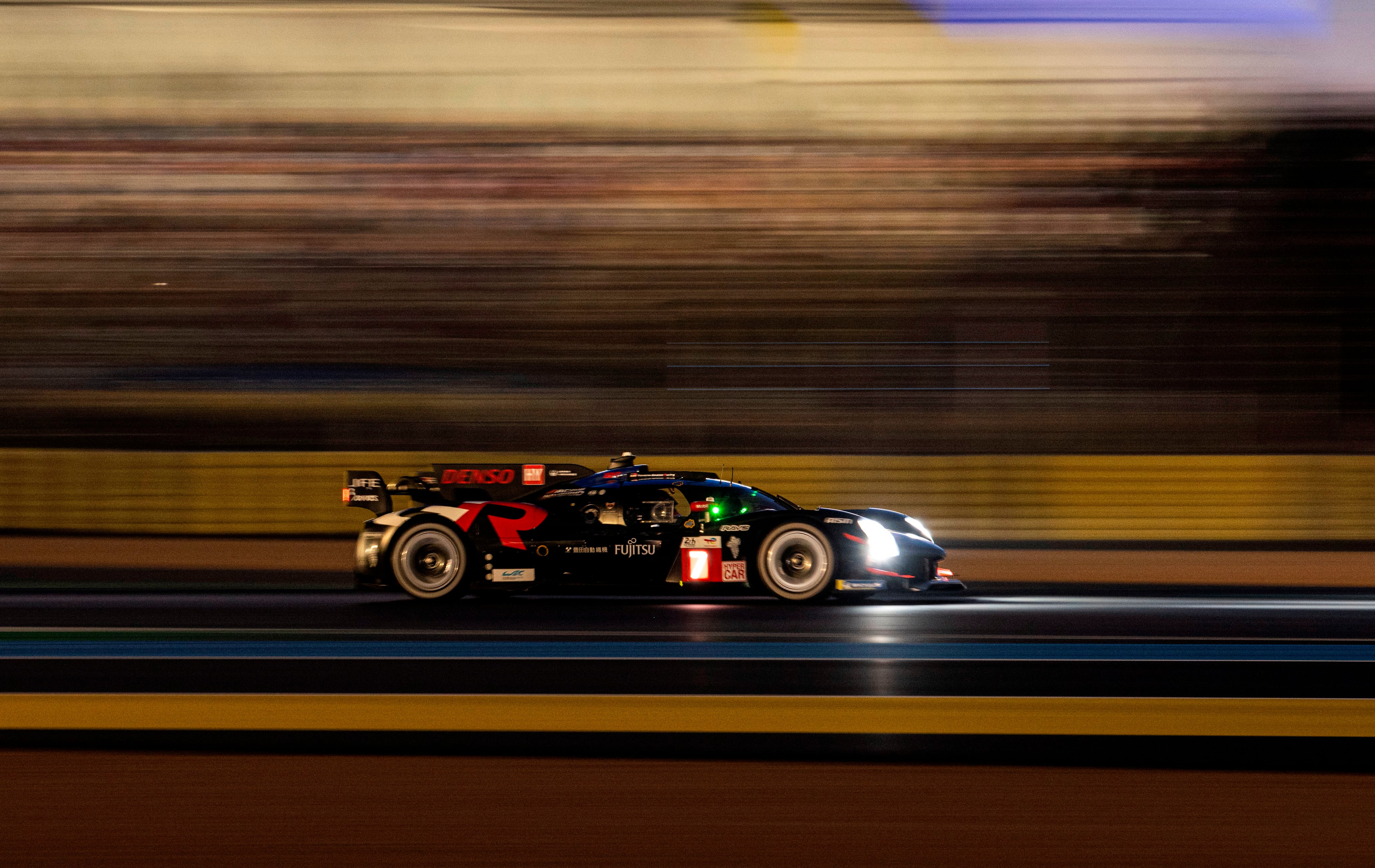 Cae la noche en Le Mans y Pechito acelera sobre el Toyota GR 010 Hybrid (DPPI / Prensa FIA WEC)