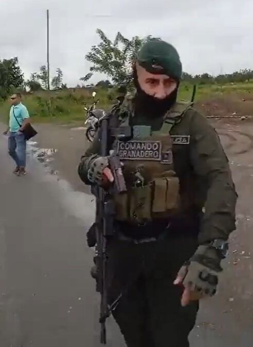 Un video en redes muestra tensión y hostilidad entre policía y comunidad en Guachené, Cauca - crédito @kesedice/X