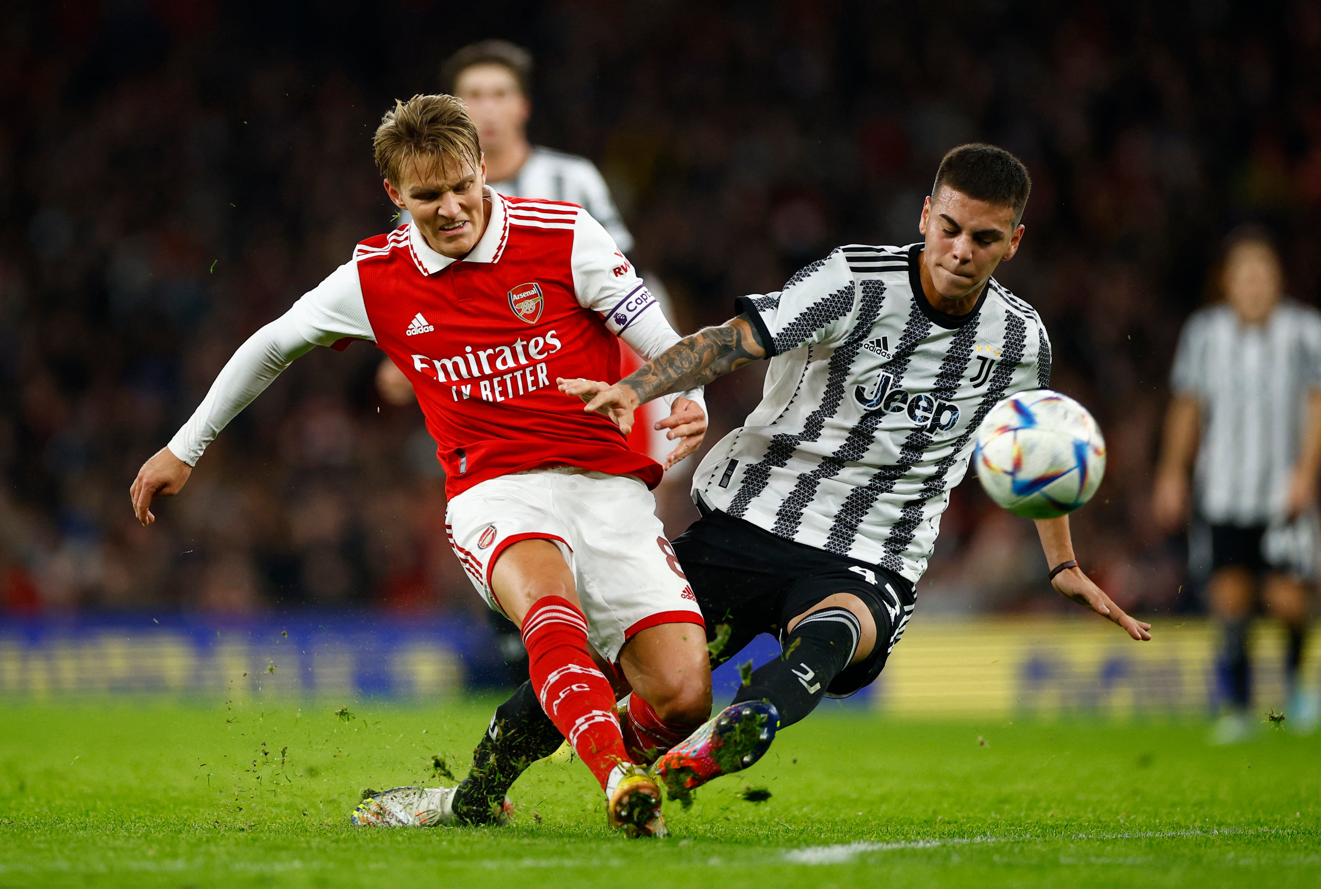 Barrenechea marcando al noruego Martin Odegaard, en un amistoso entre Juventus y Arsenal (Reuters/John Sibley)