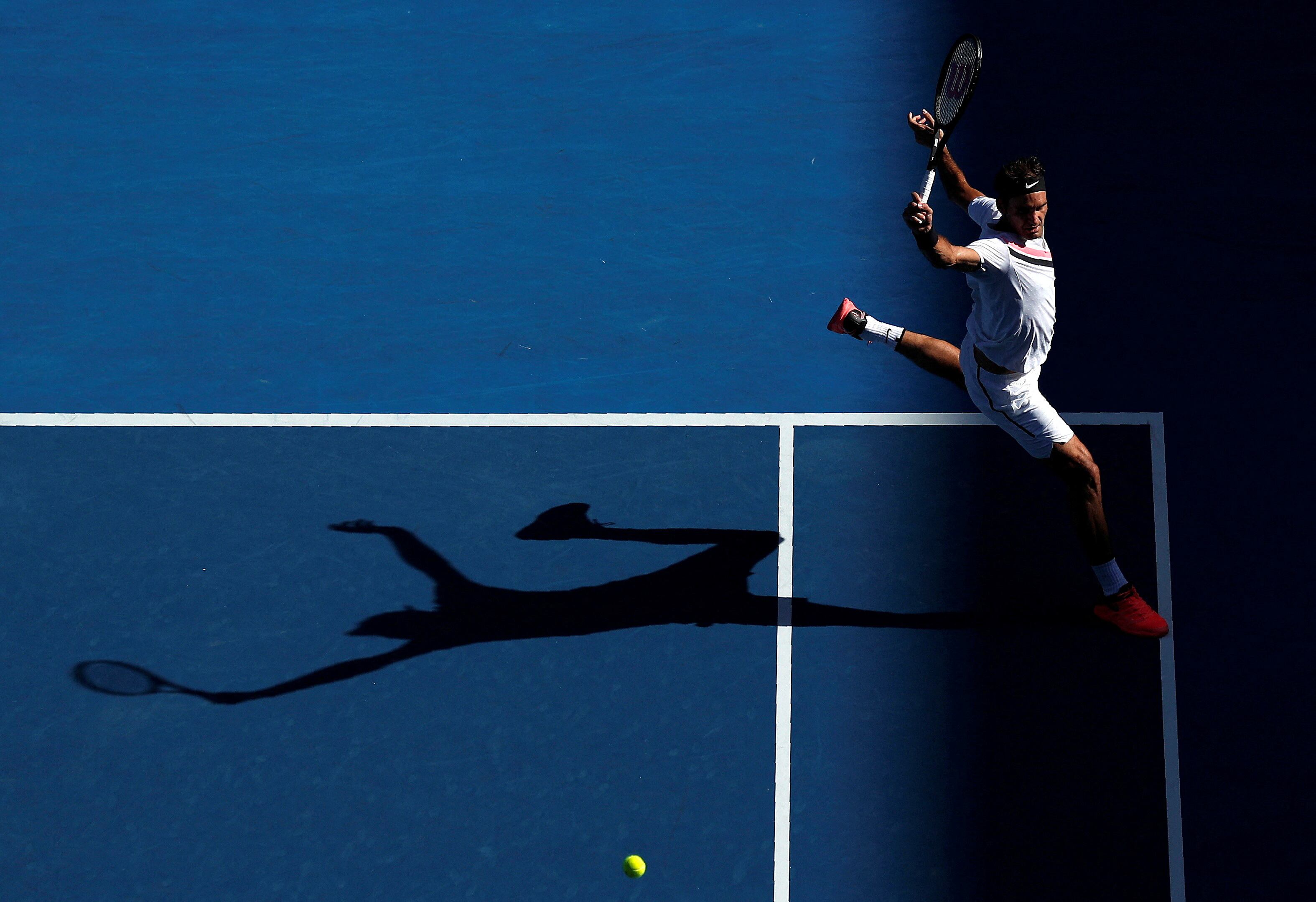 Federer instó a no obsesionarse con errores pasados, destacando la relevancia de centrarse en el presente (REUTERS/Edgar Su)