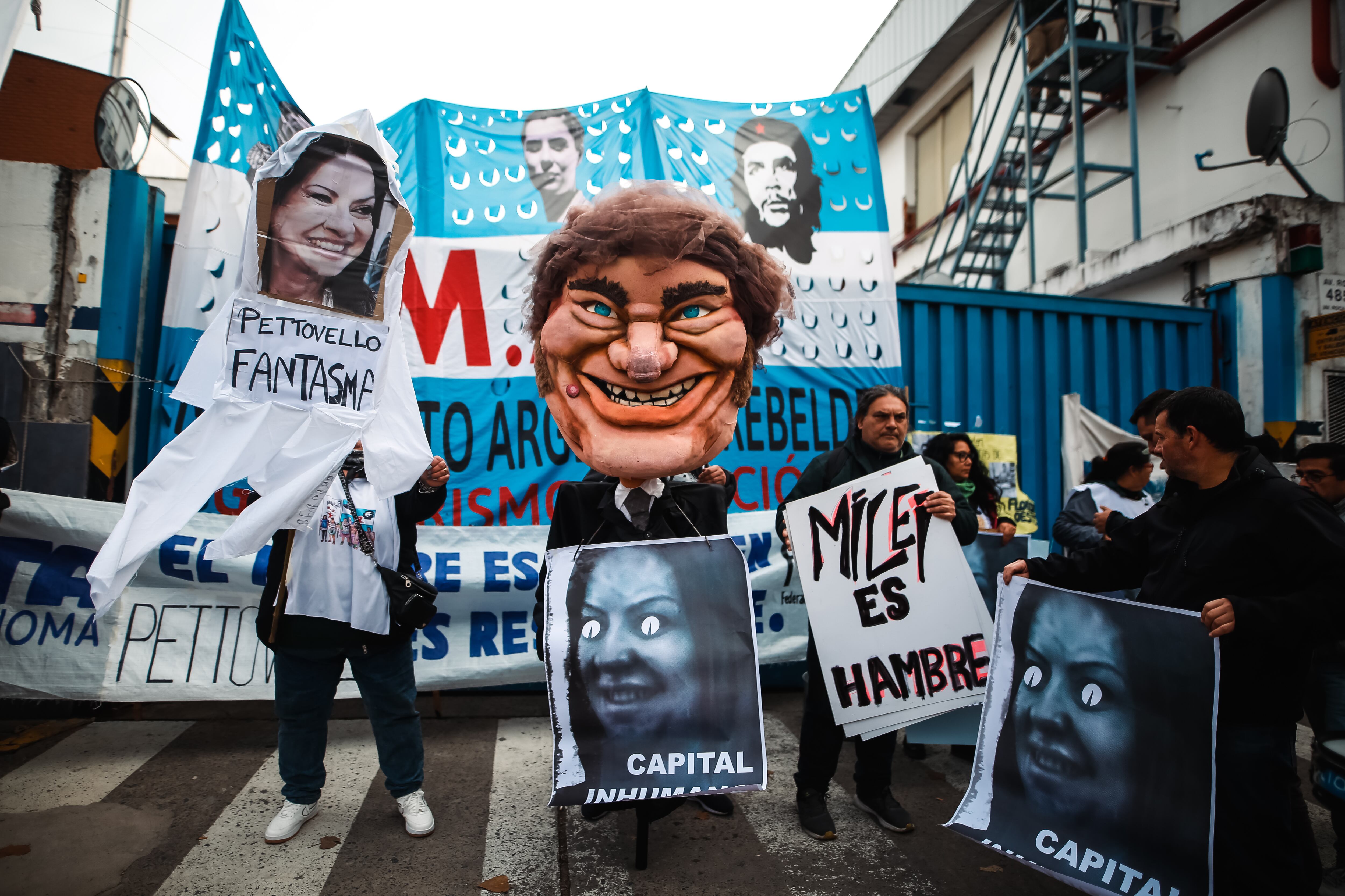 Integrantes de organizaciones sociales se manifiestan frente a un depósito donde se encuentran mas de cinco millones de kilos de alimentos, este 29 de mayo de 2024 en Villa Martelli, en la Provincia de Buenos Aires. EFE/Juan Ignacio Roncoroni 