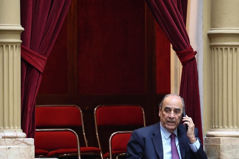 El jefe de Gabinete, Guillermo Francos, habla por teléfono mientras asiste a una sesión sobre la denominada Ley de Bases en el Congreso de la Nación (REUTERS/Agustin Marcarian)