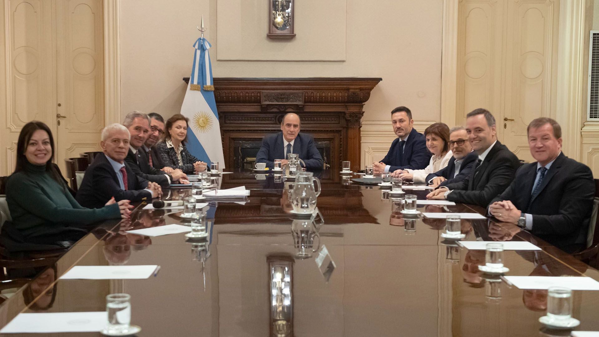 Guillermo Francos encabeza la reunión de gabinete en casa Rosada portada 2