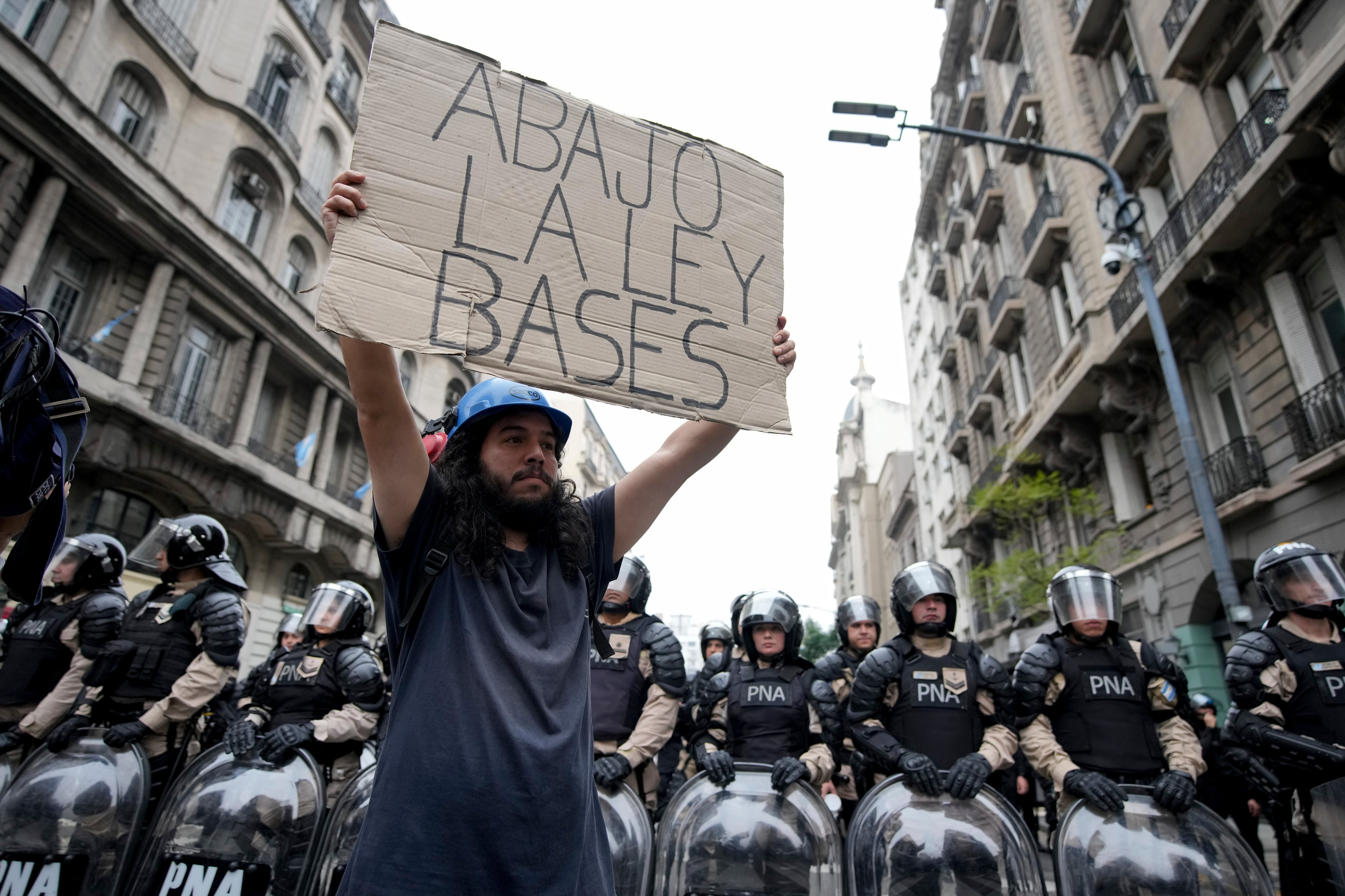 La movilización contra la Ley Bases dividió a la CGT y también causó nuevas fisuras entre Hugo y Pablo Moyano (Foto AP/Natacha Pisarenko)