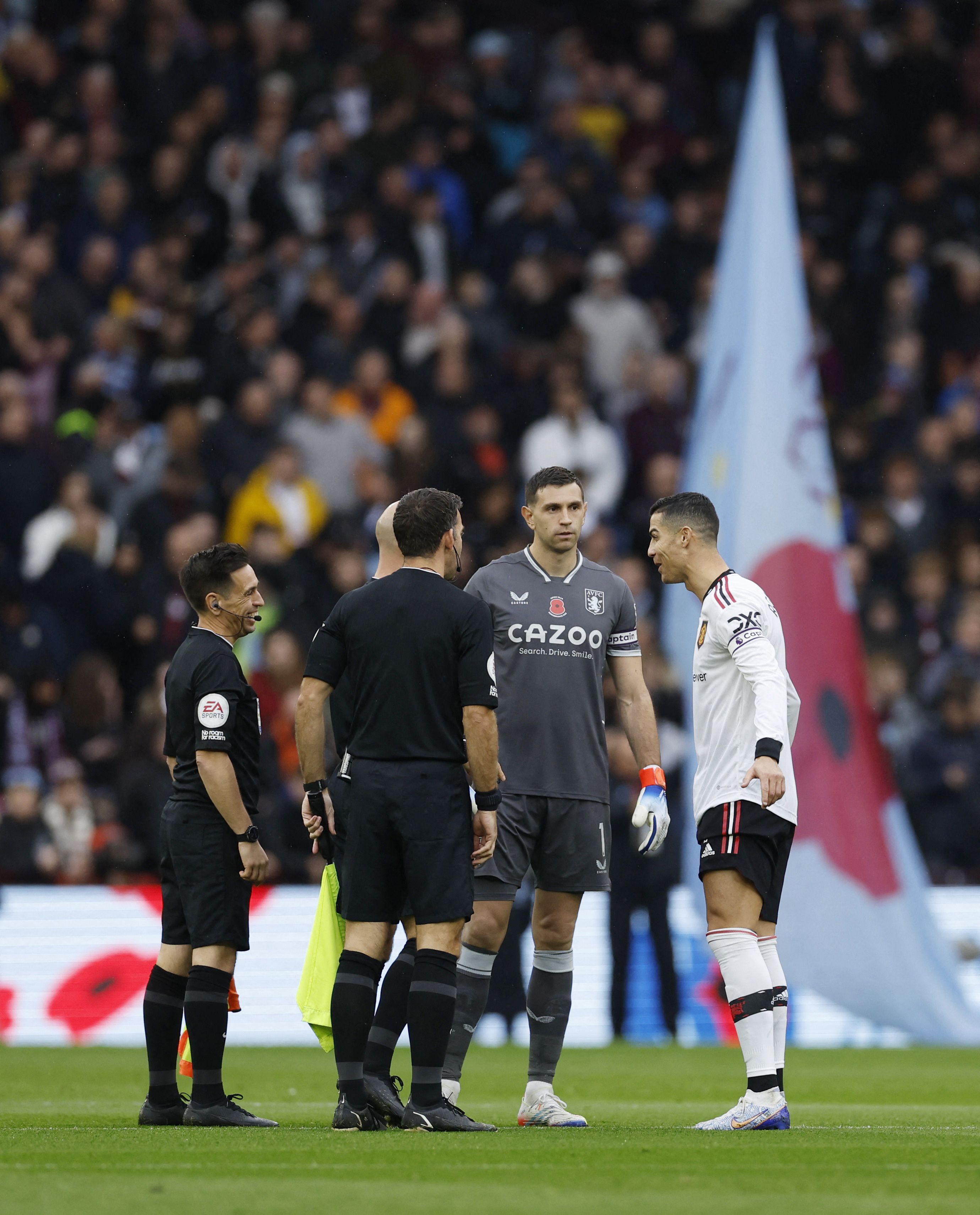 Dibu y Cristiano, frente a frente en un Aston Villa-Manchester United de noviembre de 2022 (Reuters/Jason Cairnduff)