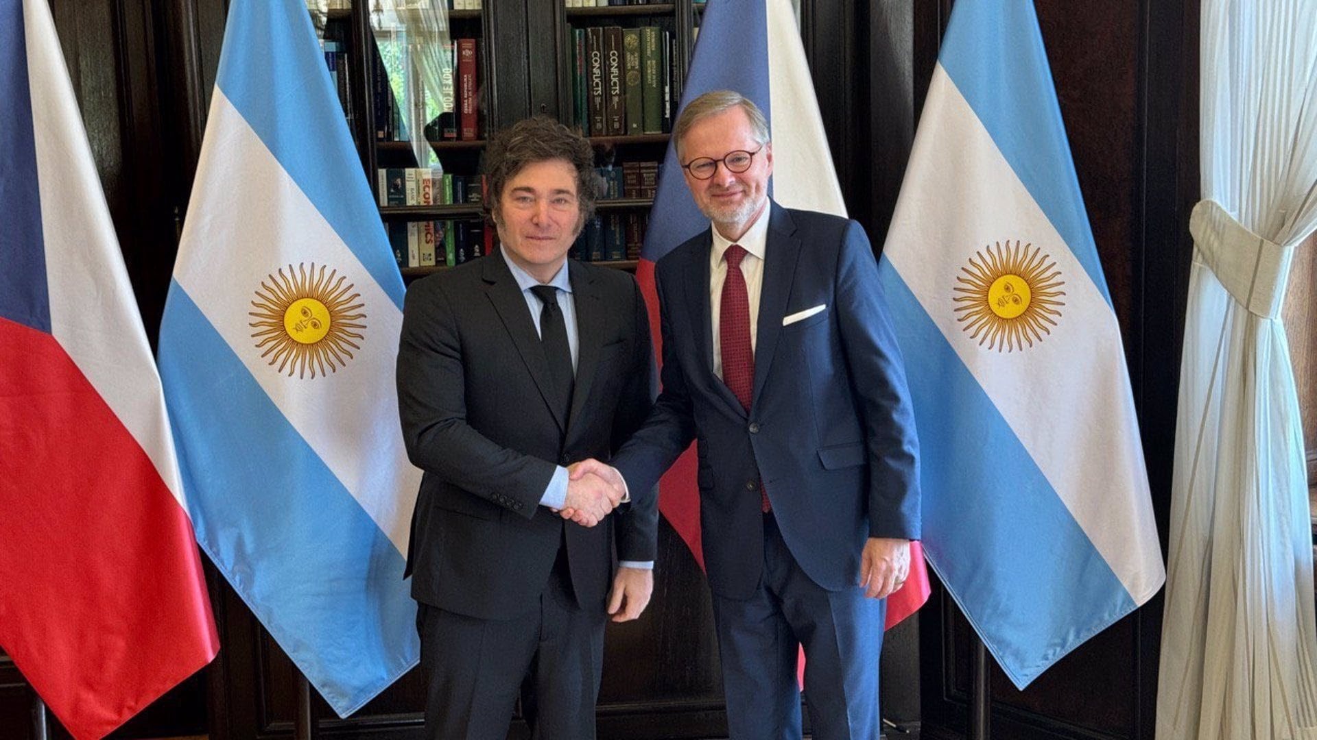 Milei posa junto al primer ministro de República Checa, Petr Fiala. Presidencia de Argentina 