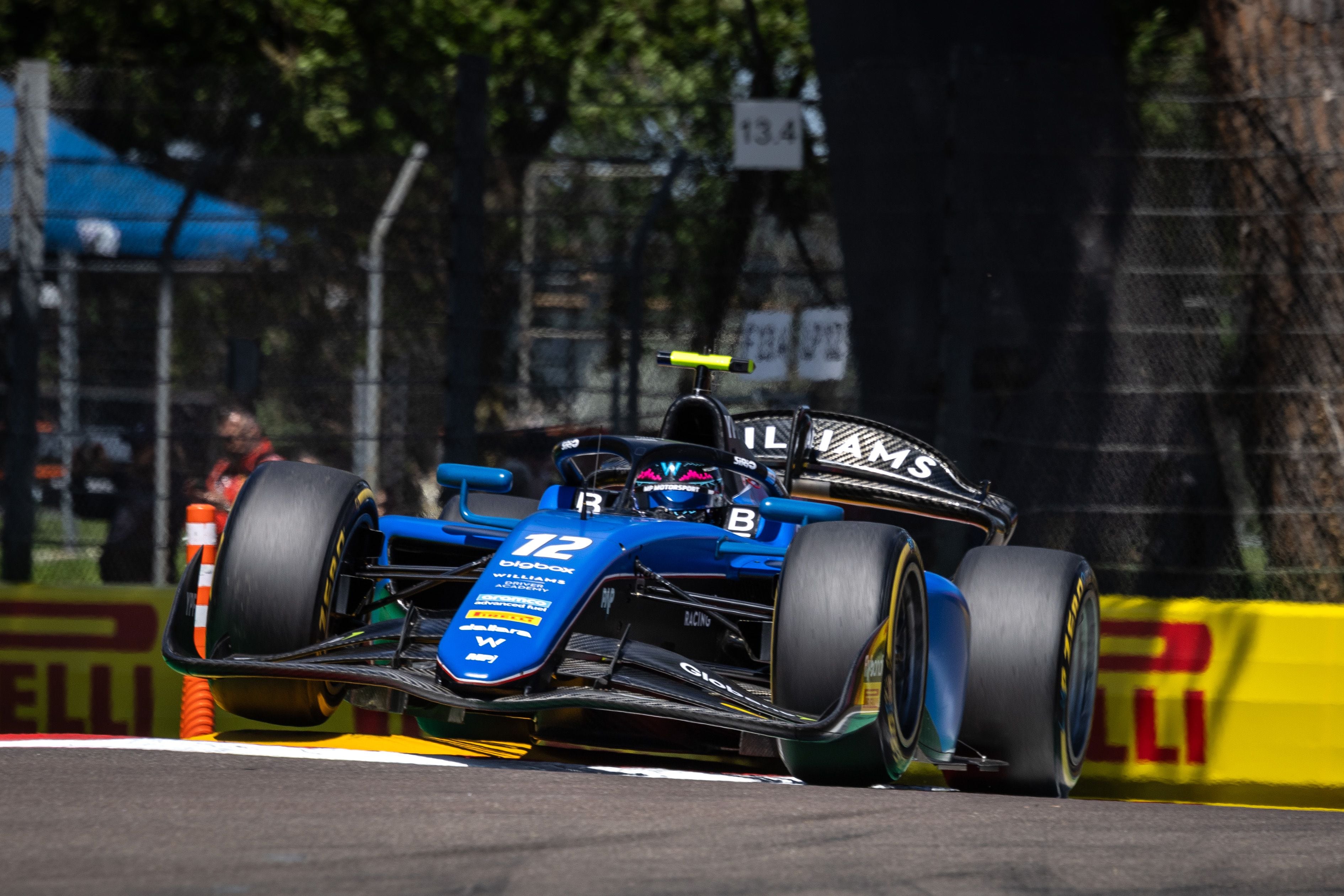 Espectacular imagen con las dos ruedas derechas del Dallara de Fórmula 2 en el aire (Dutch Photo Agency) 