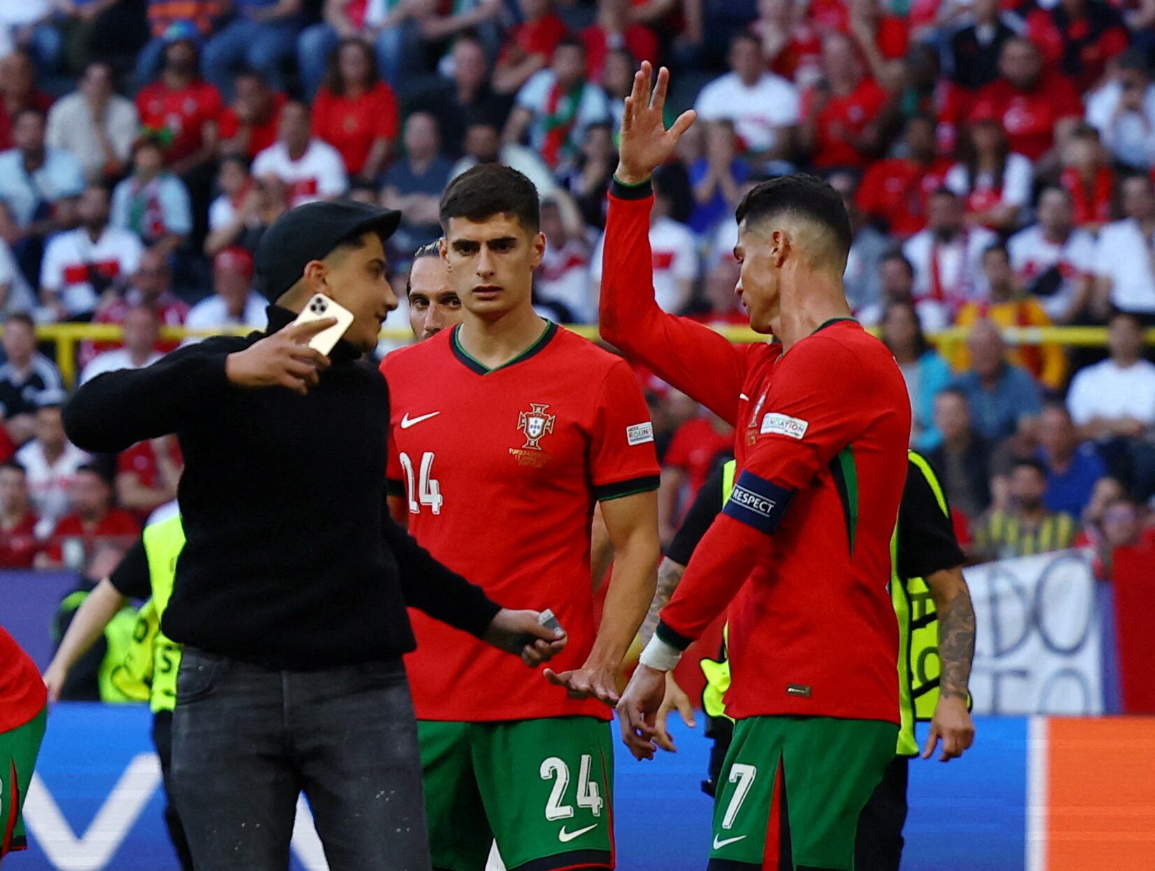 Ronaldo se molestó con uno de los fanáticos por interrumpir el partido para pedirle una foto (Reuters)