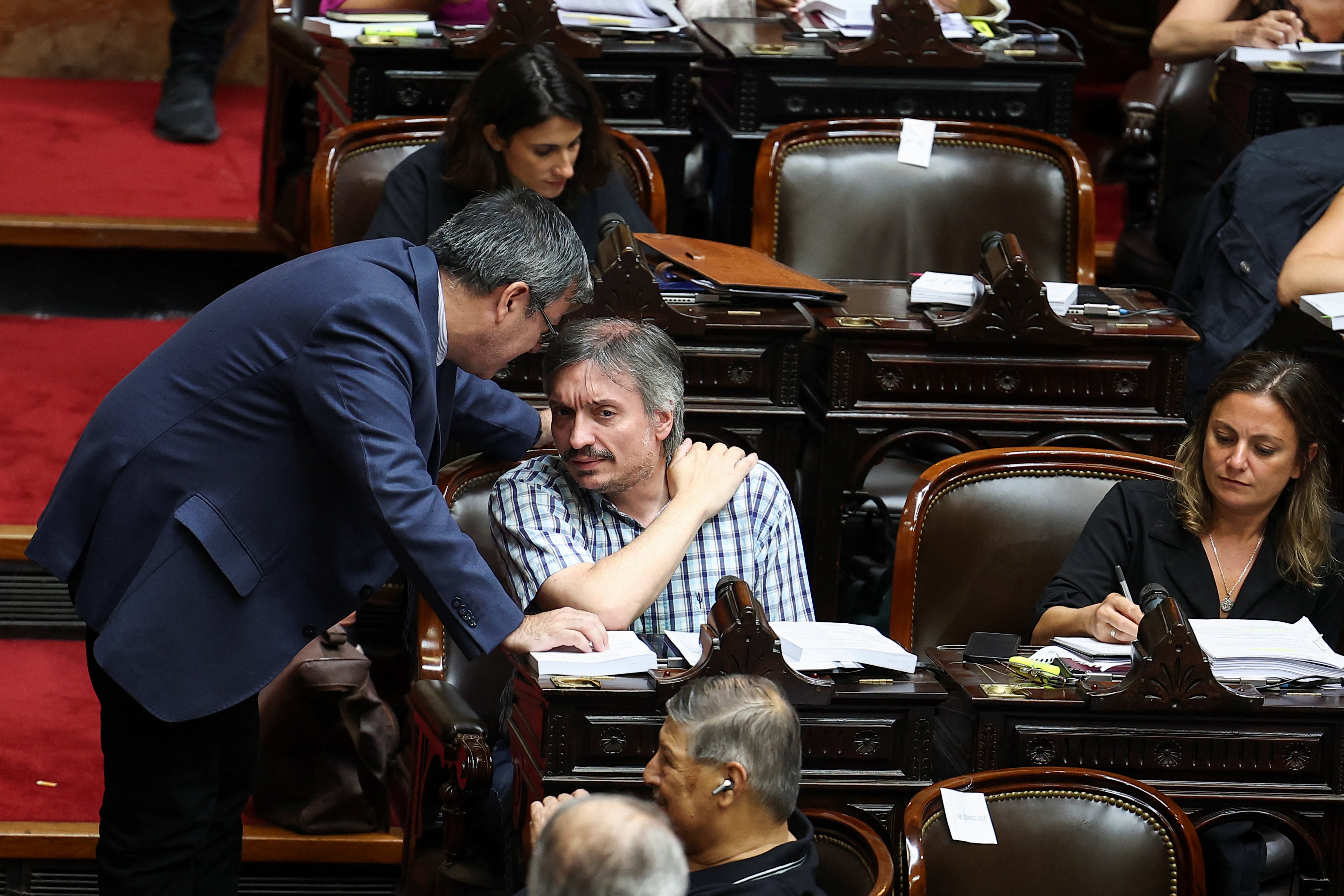 Germán Martínez habla con Máximo Kirchner durante una sesión en la Cámara de Diputados (Reuters)