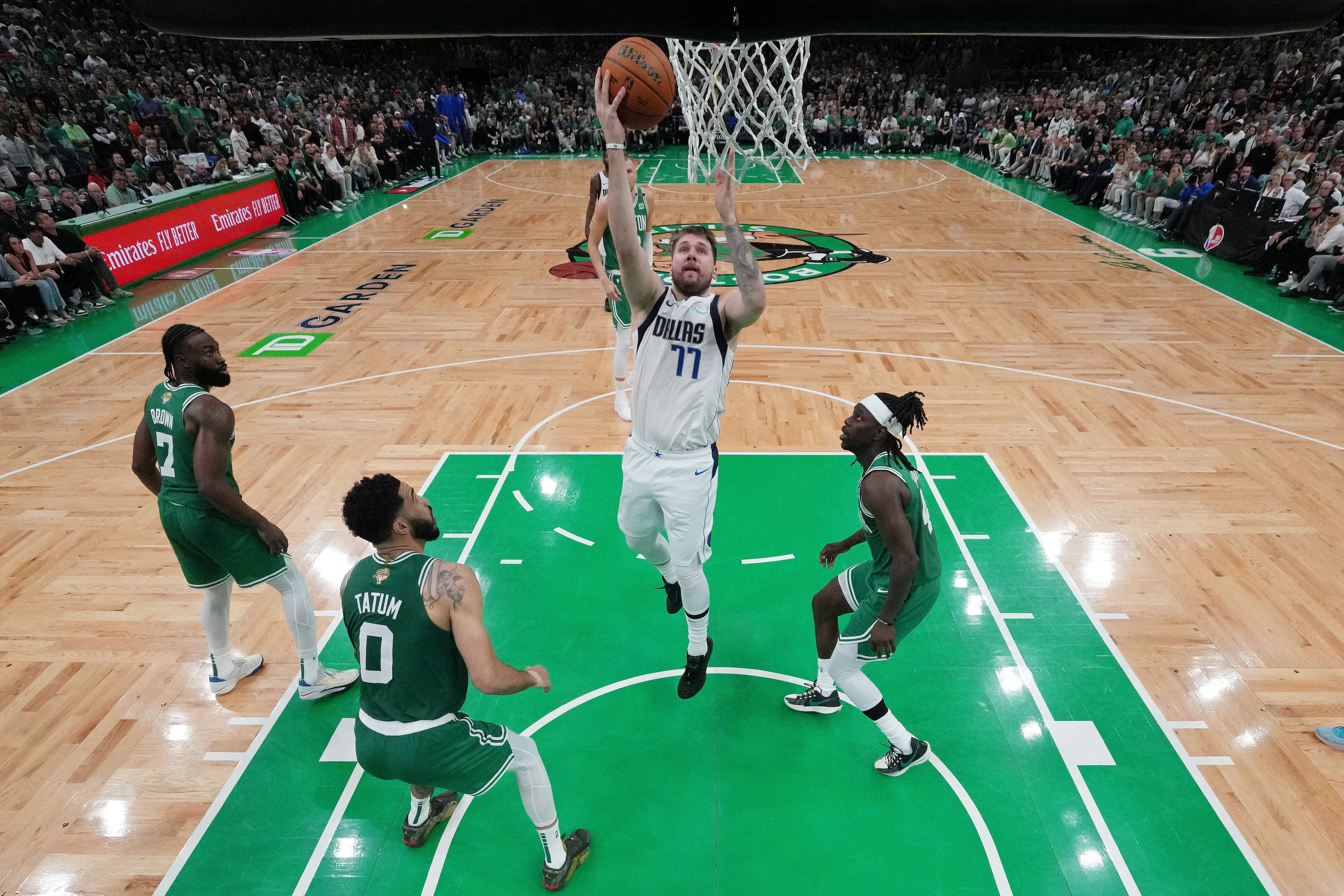 Luka Doncic (77), máxima figura de los Dallas Mavericks junto con Irving, encesta frente a Boston Celtics en el cuarto juego de las finales de la NBA (Mandatory Credit: Peter Casey-USA TODAY Sports)