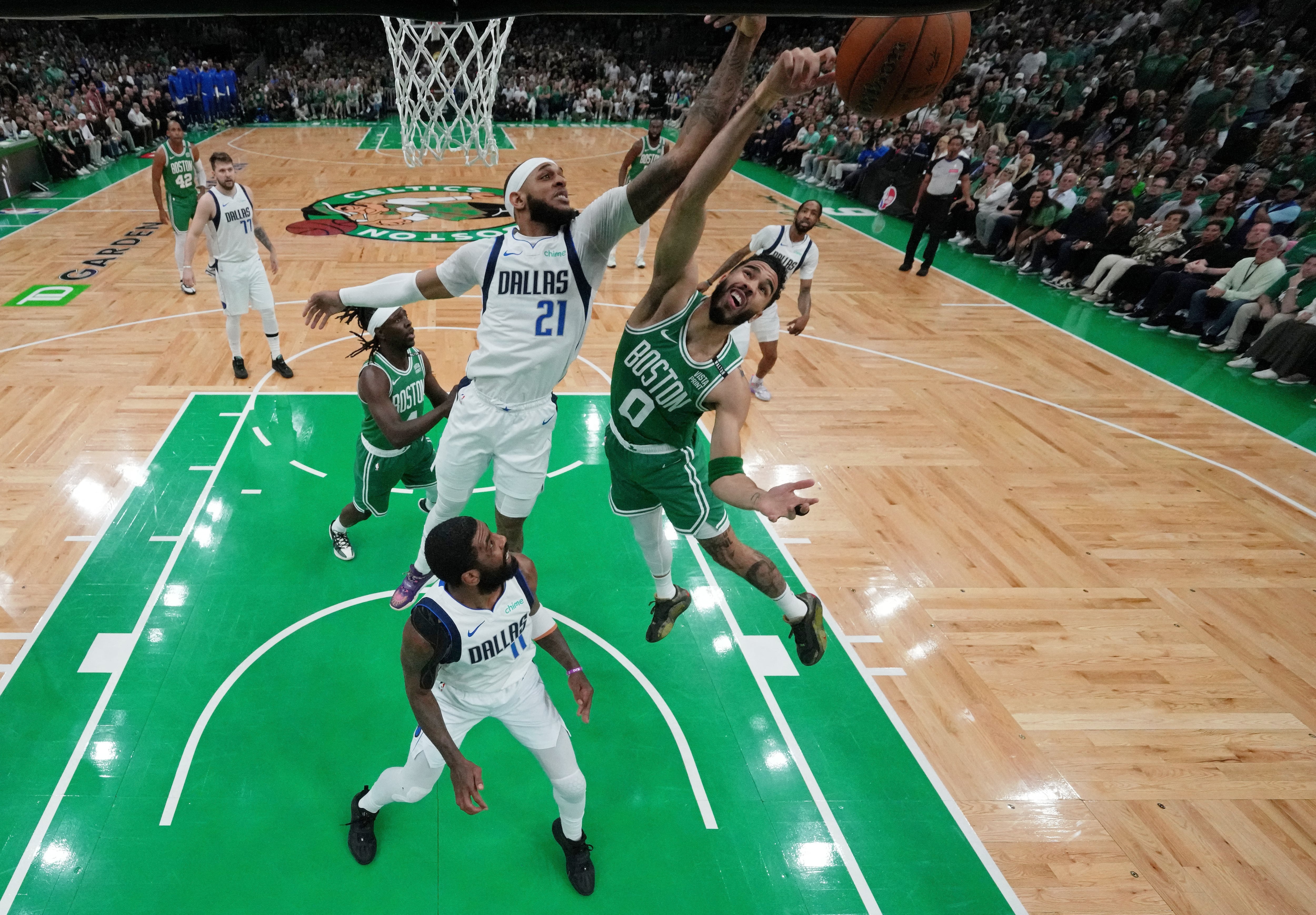 Daniel Gafford (Dallas Mavericks) bloquea a Jayson Tatum (Boston Celtics) en una jugada del primer cuarto de la quinta final (Peter Casey-USA TODAY Sports)