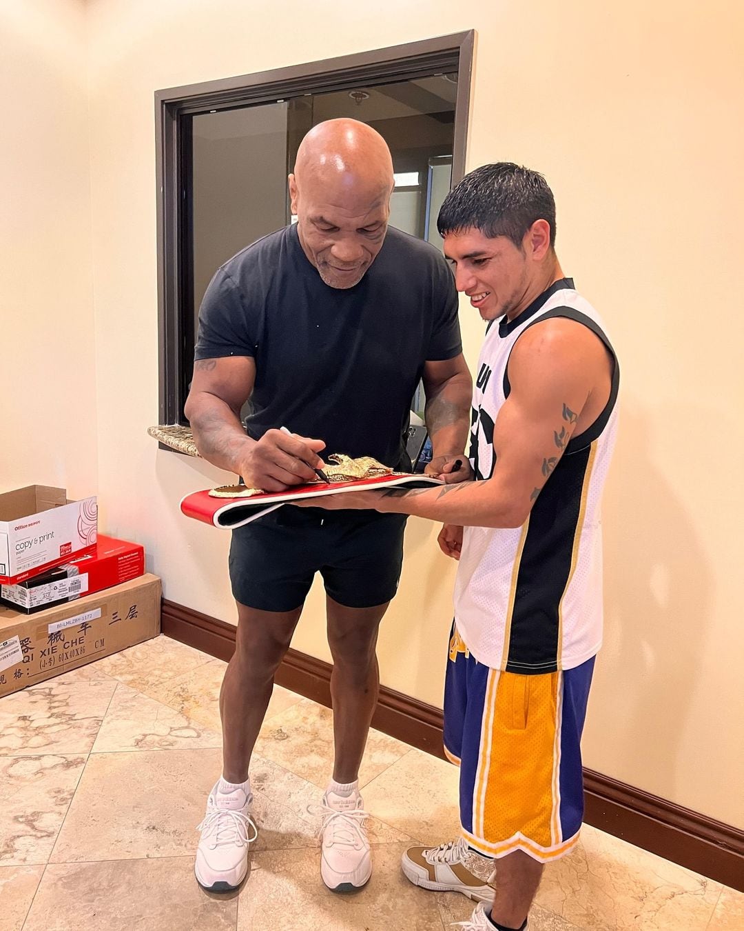 Fernando Puma Martínez con su ídolo Mike Tyson