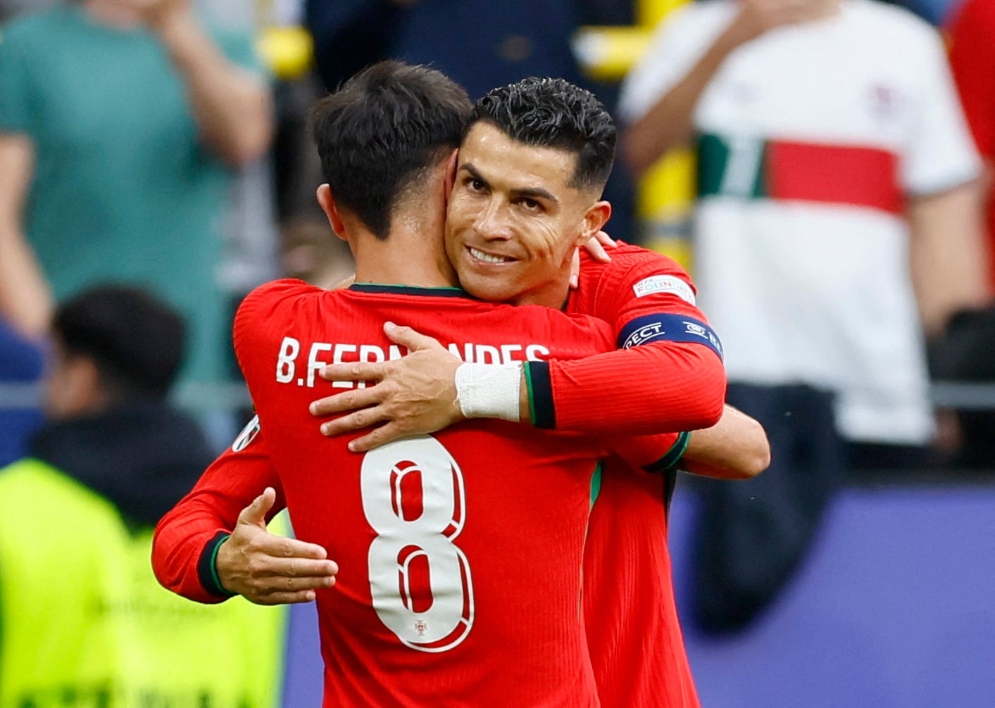 Cristiano Ronaldo y Bruno Fernandes se abrazan luego de que el volante del Manchester United metiera el tercero ante Turquía por la segunda fecha de la Euro 2024 (REUTERS/Leon Kuegeler)