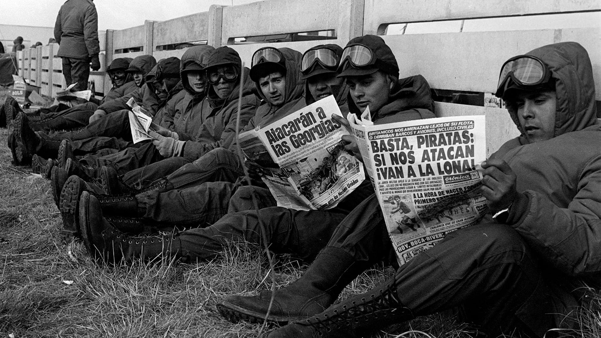 “Basta, Piratas”: la historia de una de las fotos más icónicas de la Guerra de Malvinas y el testimonio de un Veterano (Román Von Eckstein)