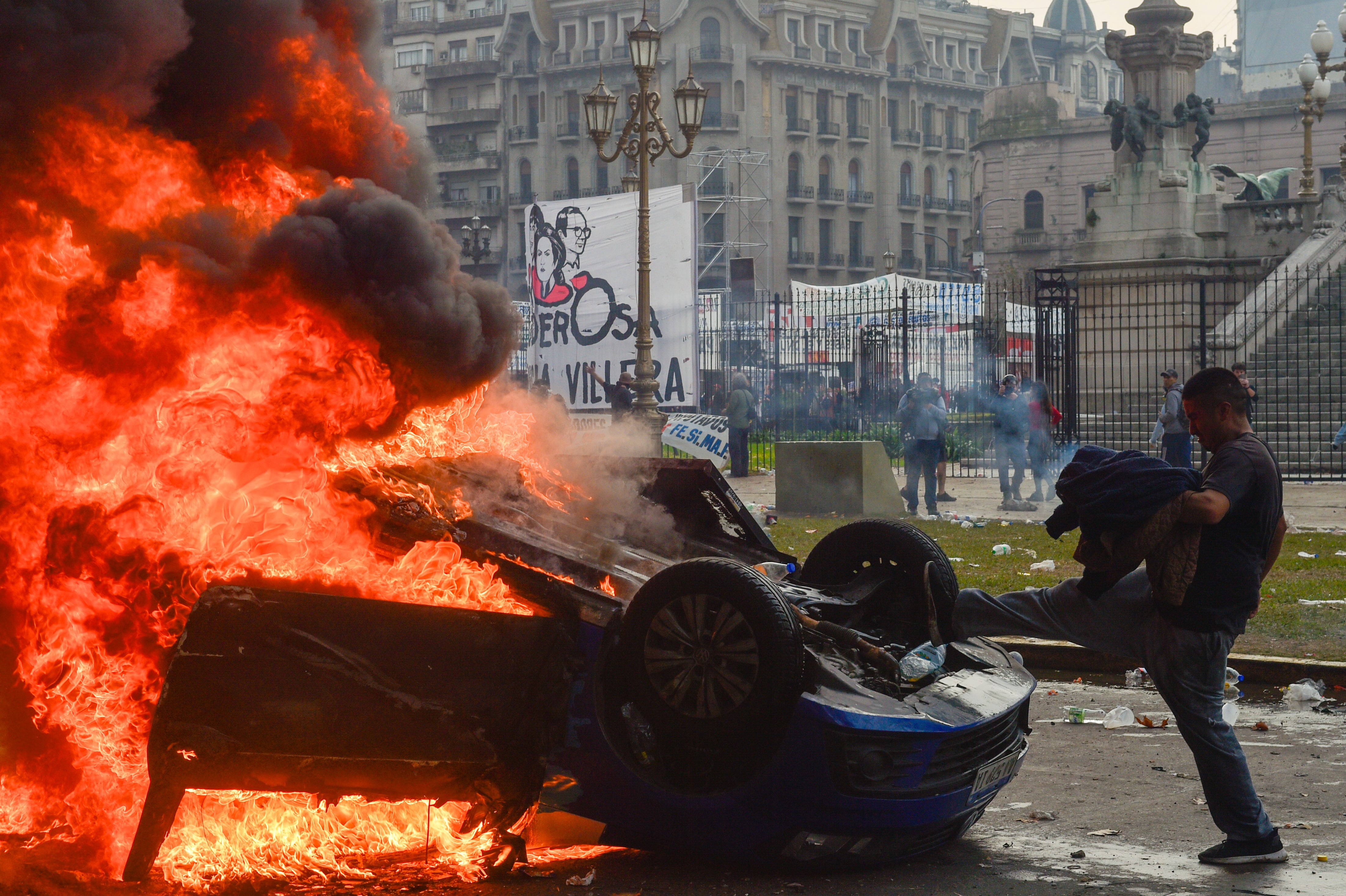 Los incidentes ante el Congreso dejaron mal parados a los sindicalistas del moyanismo y del kirchnerismo que decidieron movilizarse contra la Ley Bases (Foto AP/Gustavo Garello)