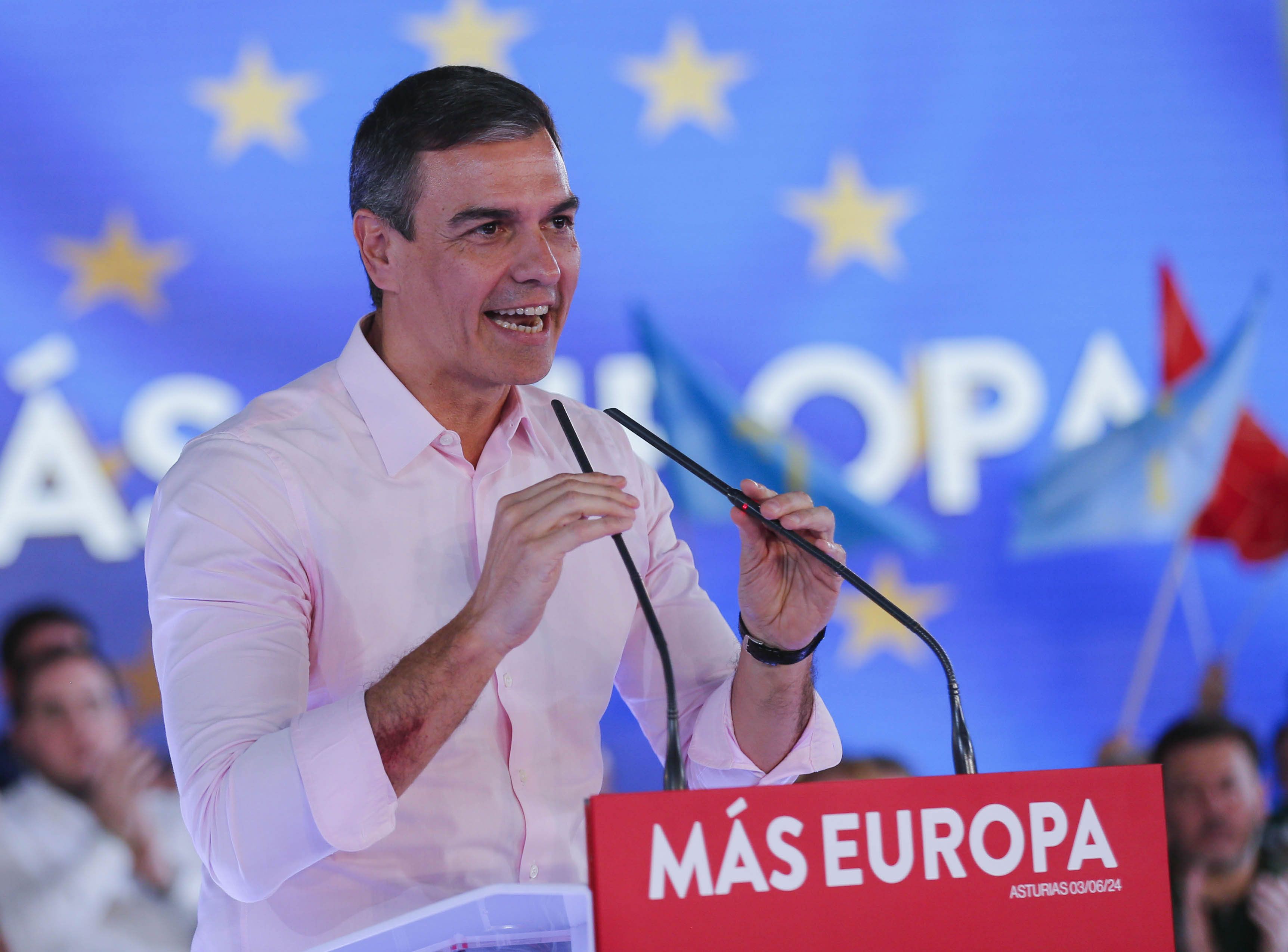 Pedro Sánchez volvió a hablar de Javier Milei durante un acto de campaña. Foto: EFE/J.L.Cereijido. 