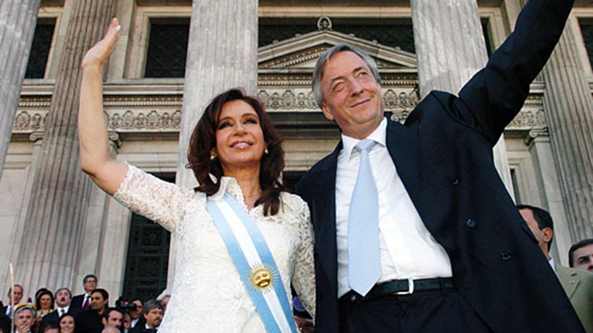 Cristina Kirchner al asumir la presidencia junto a su marido Néstor Kirchner, entonces jefe de estado saliente, el 10/12/07 (Daniel Darrás/Archivo Télam)