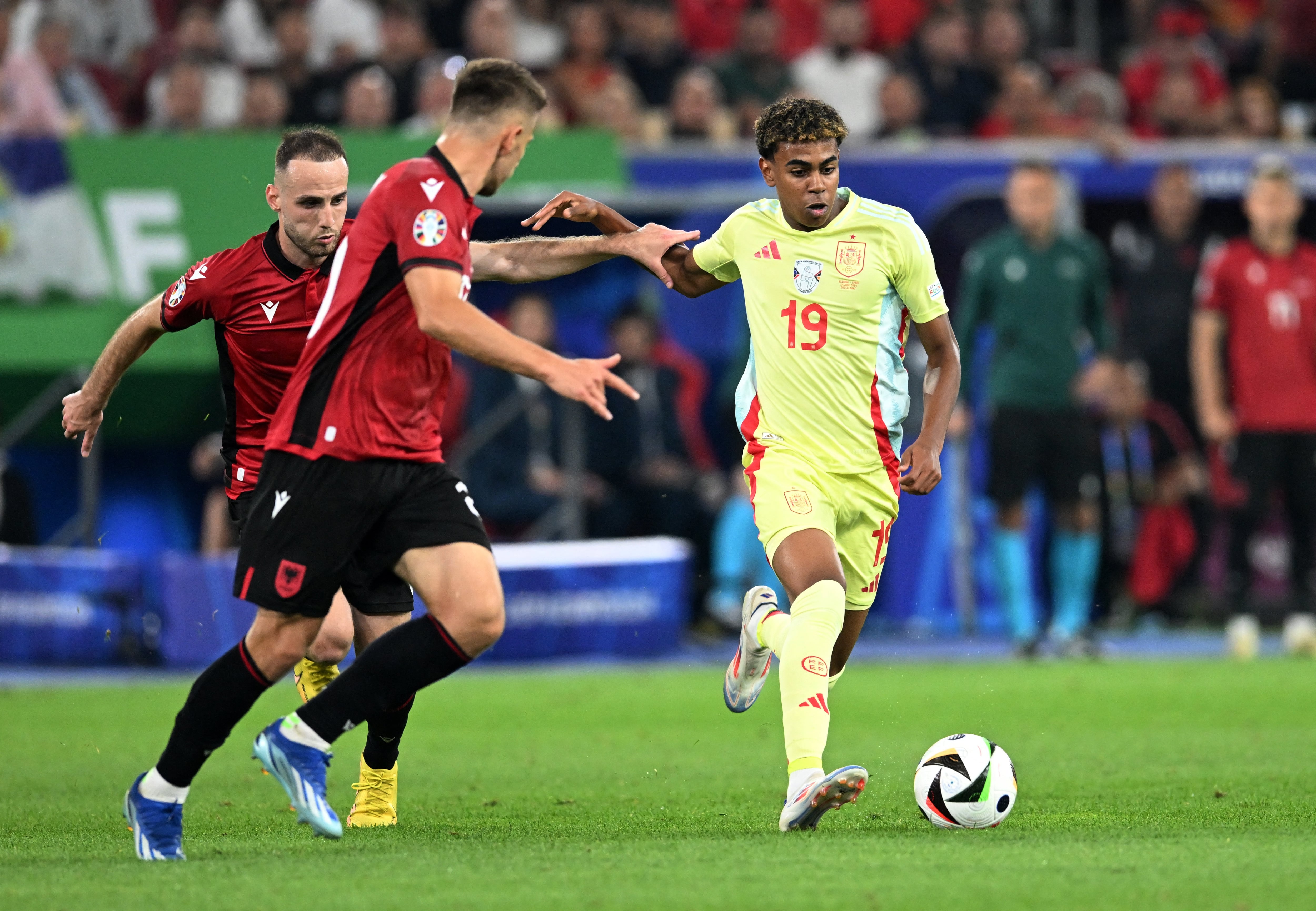 Yamal durante el duelo contra Albania en la Eurocopa 2024 (REUTERS/Carmen Jaspersen)