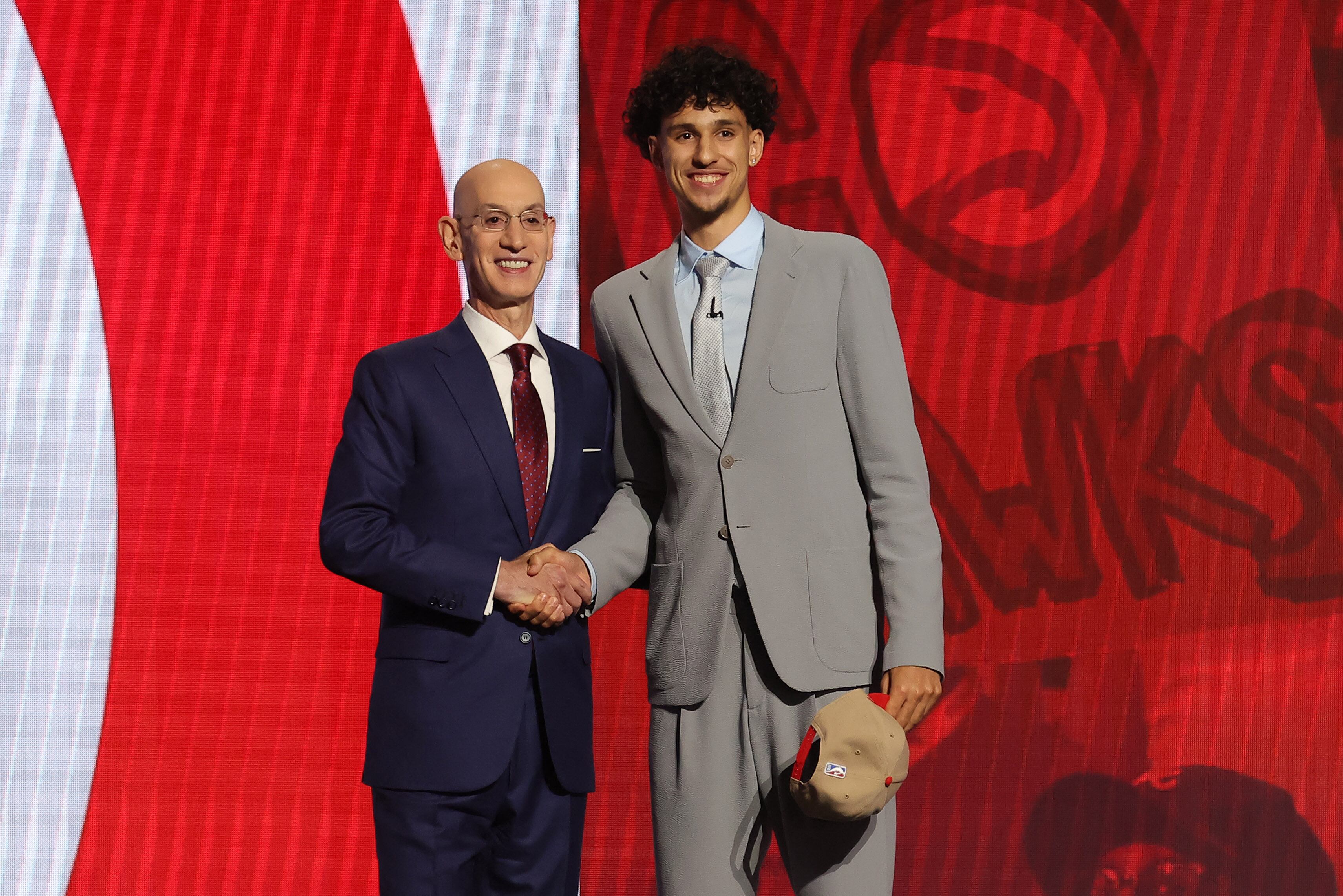  Zaccharie Risacher junto al comisionado Adam Silver (Brad Penner-USA TODAY Sports)