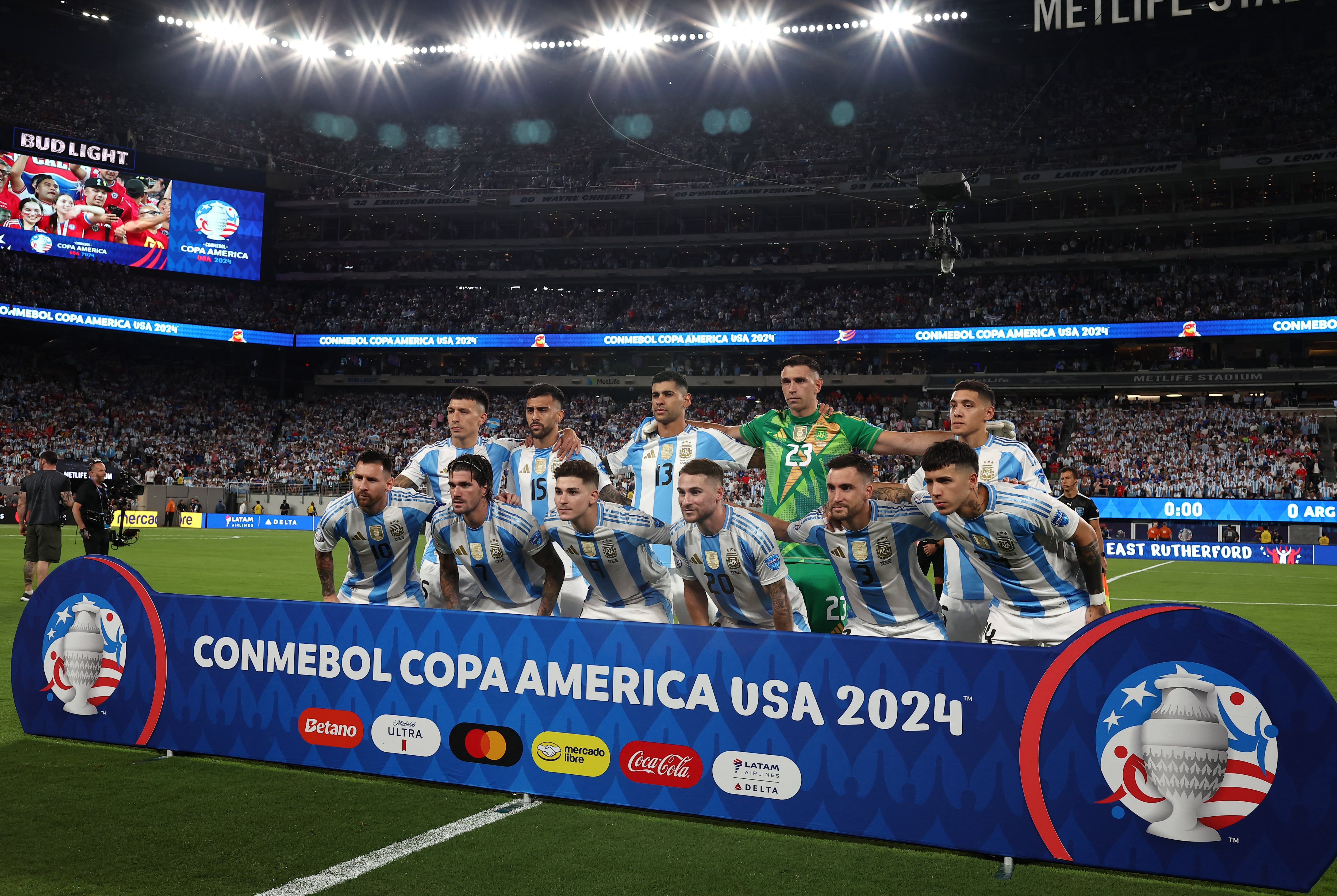 La Argentina venció a Chile y se clasificó a los cuartos de final de la Copa América (REUTERS/Agustín Marcarian)