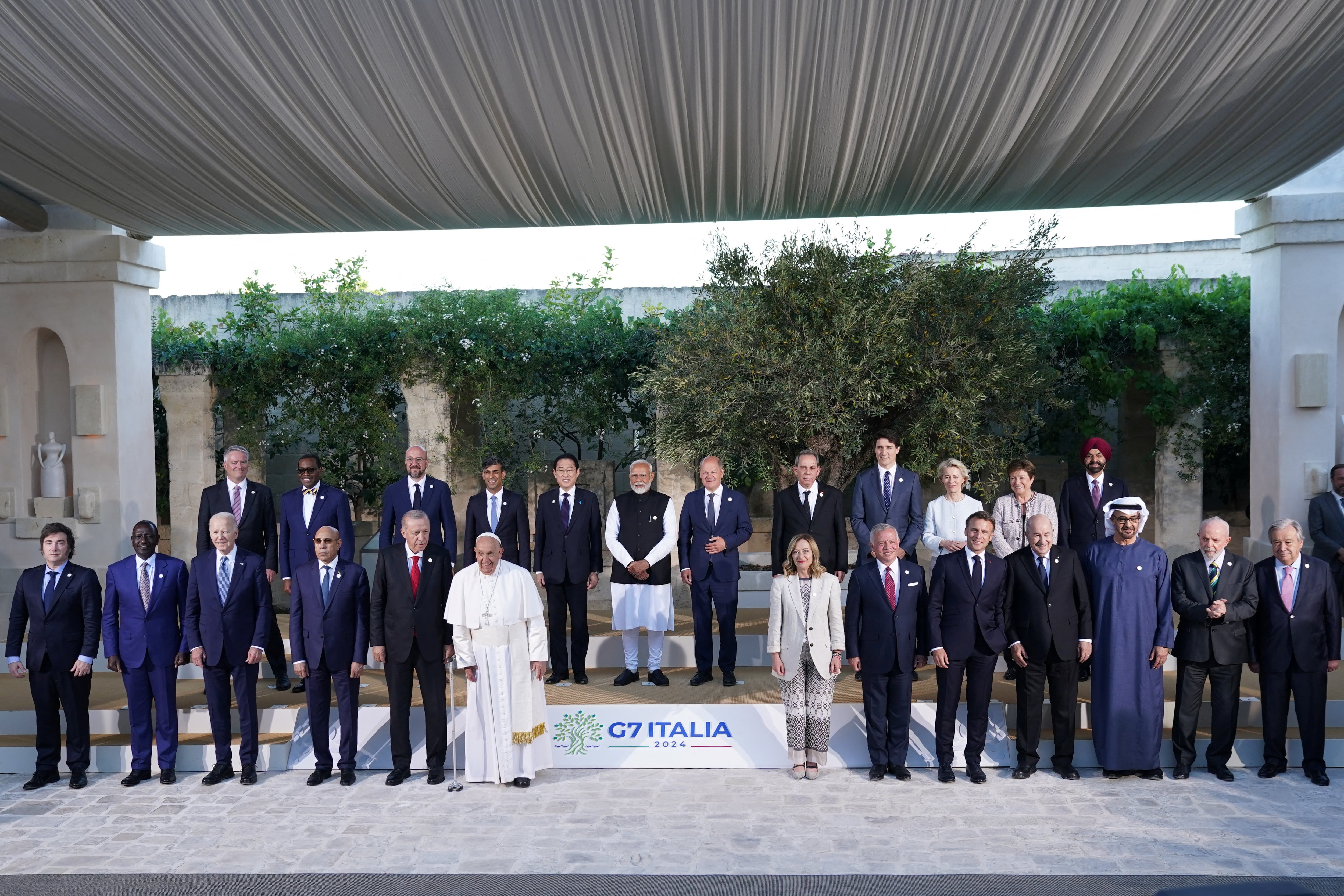 La foto del G7, encuentro donde compartieron escenario Milei (en la foto, abajo a la izquierda) y el alemán Scholz (en el centro, en el escalón superior) 