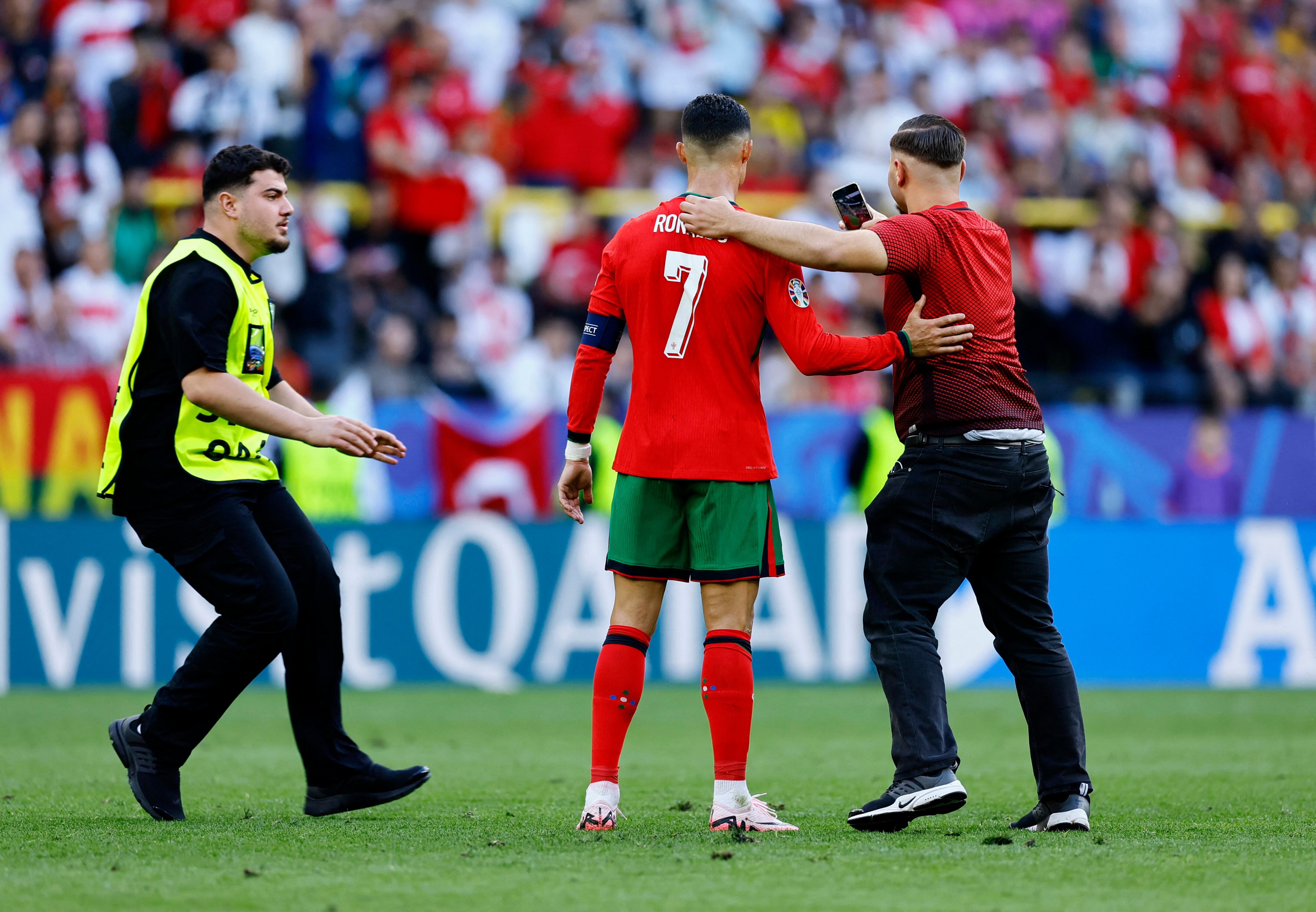 "No es bueno que los jugadores estén tan expuestos en el campo", planteó el DT de Portugal (Foto: Reuters/Leon Kuegeler)