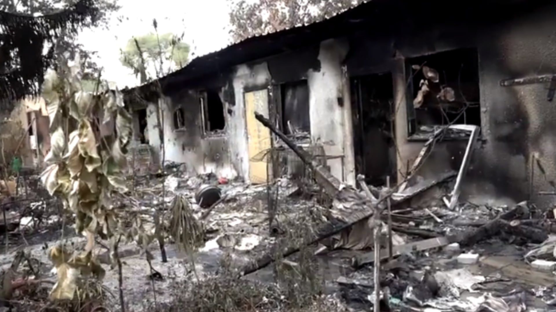 Una de las casas del kibutz Nir Oz que fue incendiada por terroristas de Hamas (X/@Nadav_Eyal)