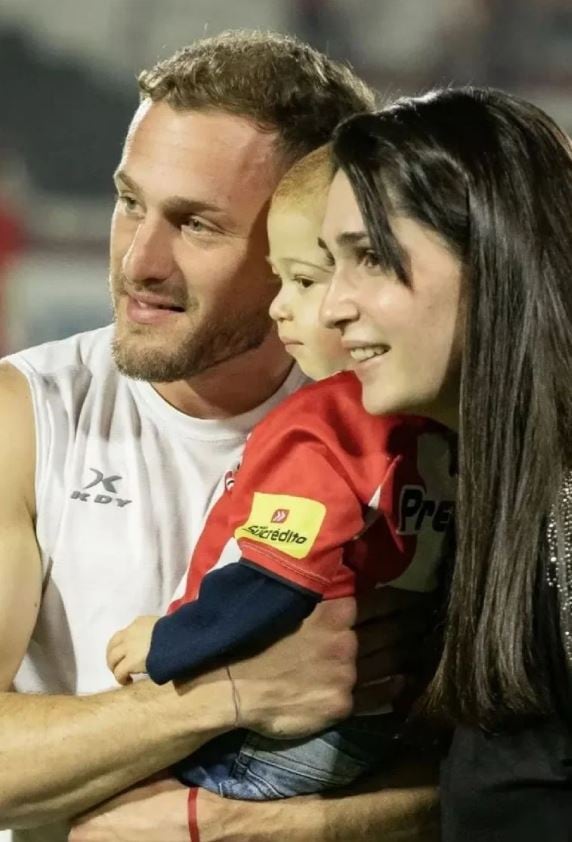 Nicolás Sansotre su esposa e hijo