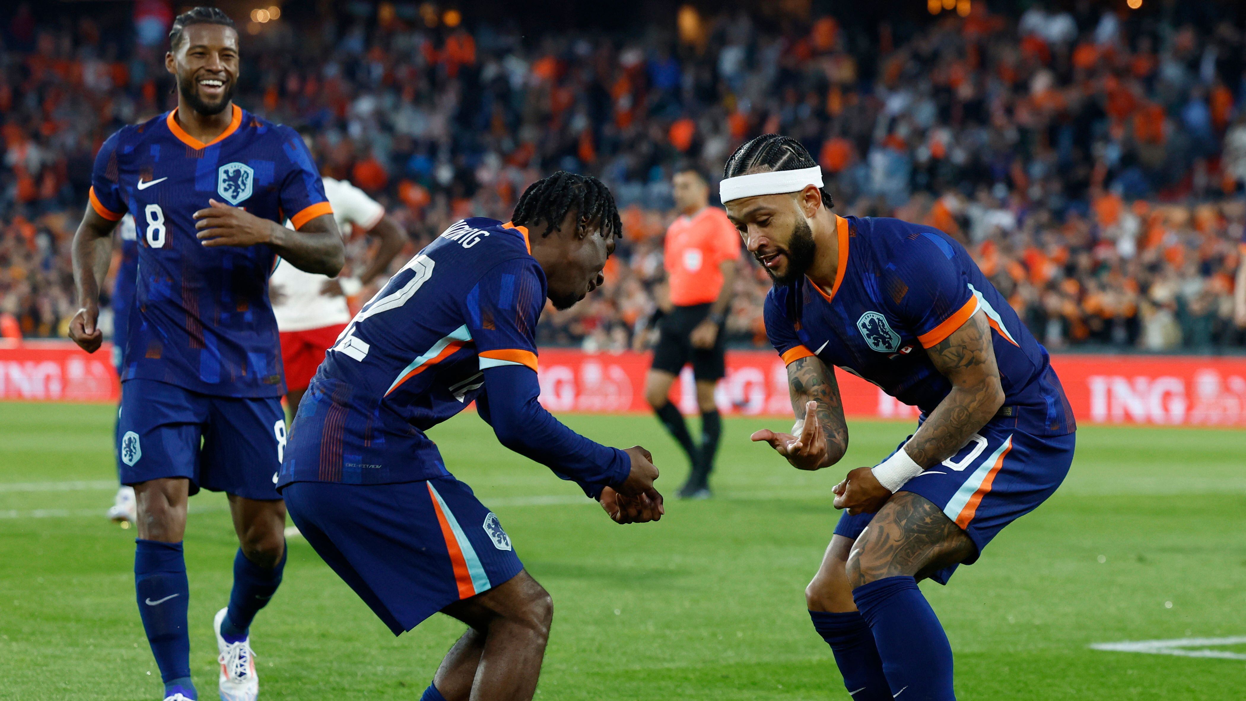 La vincha de Memphis Depay generó un debate nacional en Países Bajos (REUTERS/Piroschka Van De Wouw)