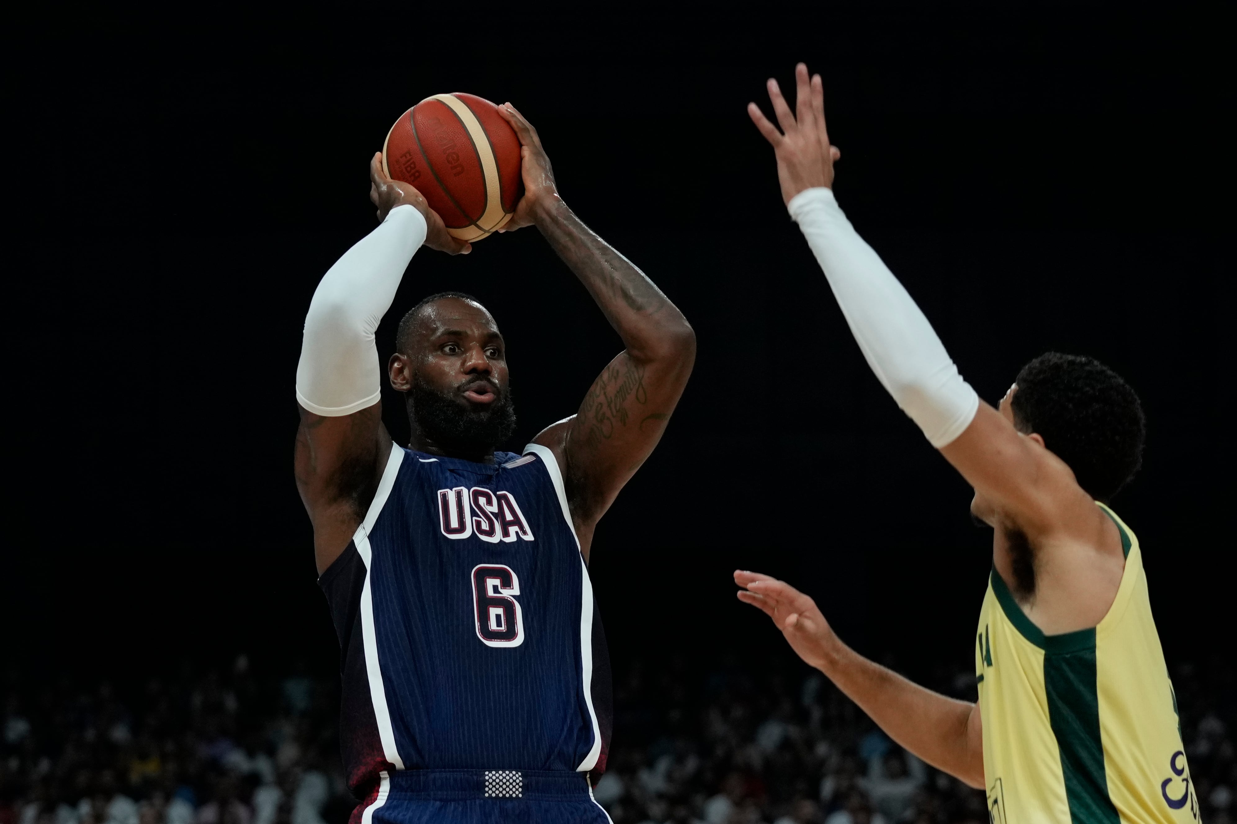 LeBron James, una leyenda del básquet, que estará en París 2024 en busca de la medalla de oro (AP Foto/Altaf Qadri)