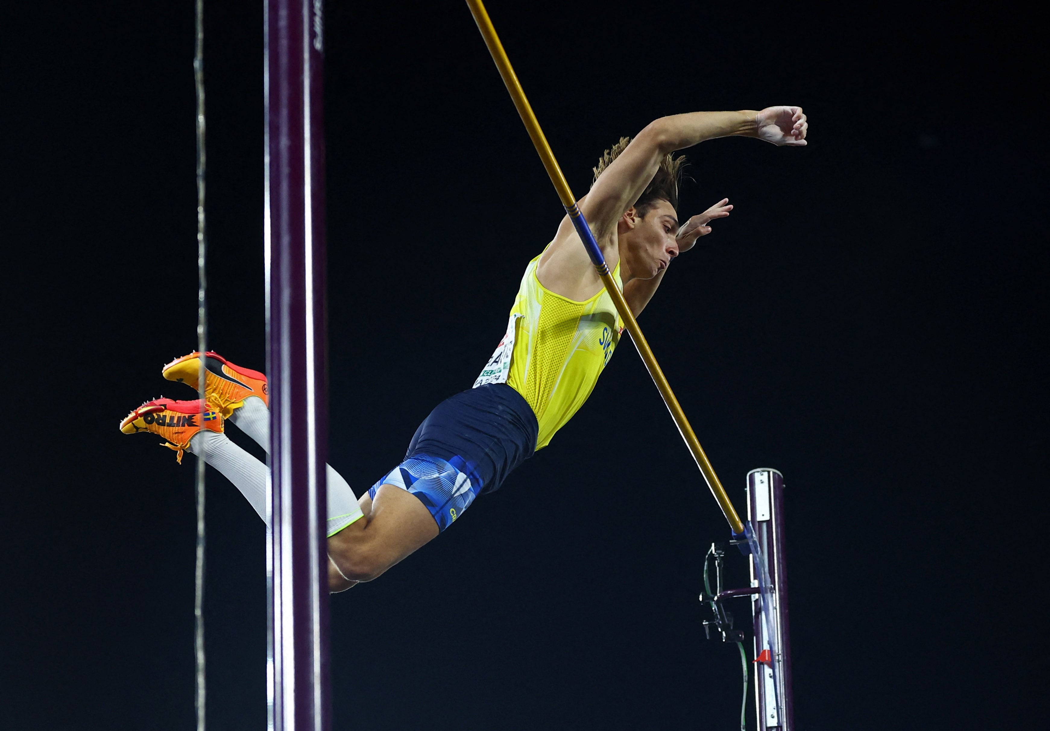 El sueco Mondo Duplantis, hombre récord en salto con garrocha, aspira a brillar en París 2024 (REUTERS/Kai Pfaffenbach)