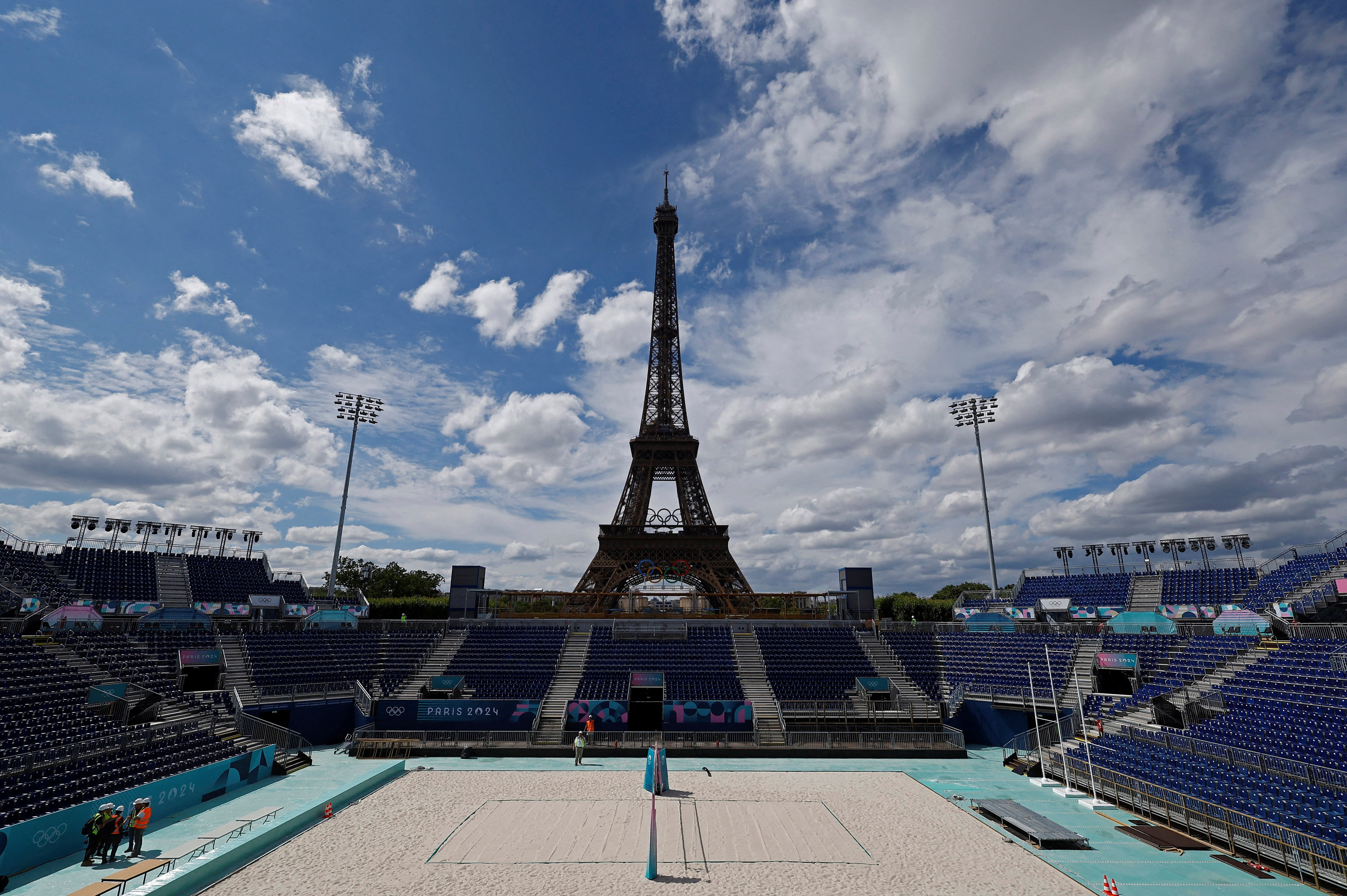 Una postal del estadio de beach volley en País, sede de los Juegos Olímpicos 2024, con la Torre Eiffel de fondo (REUTERS/Christian Hartmann)