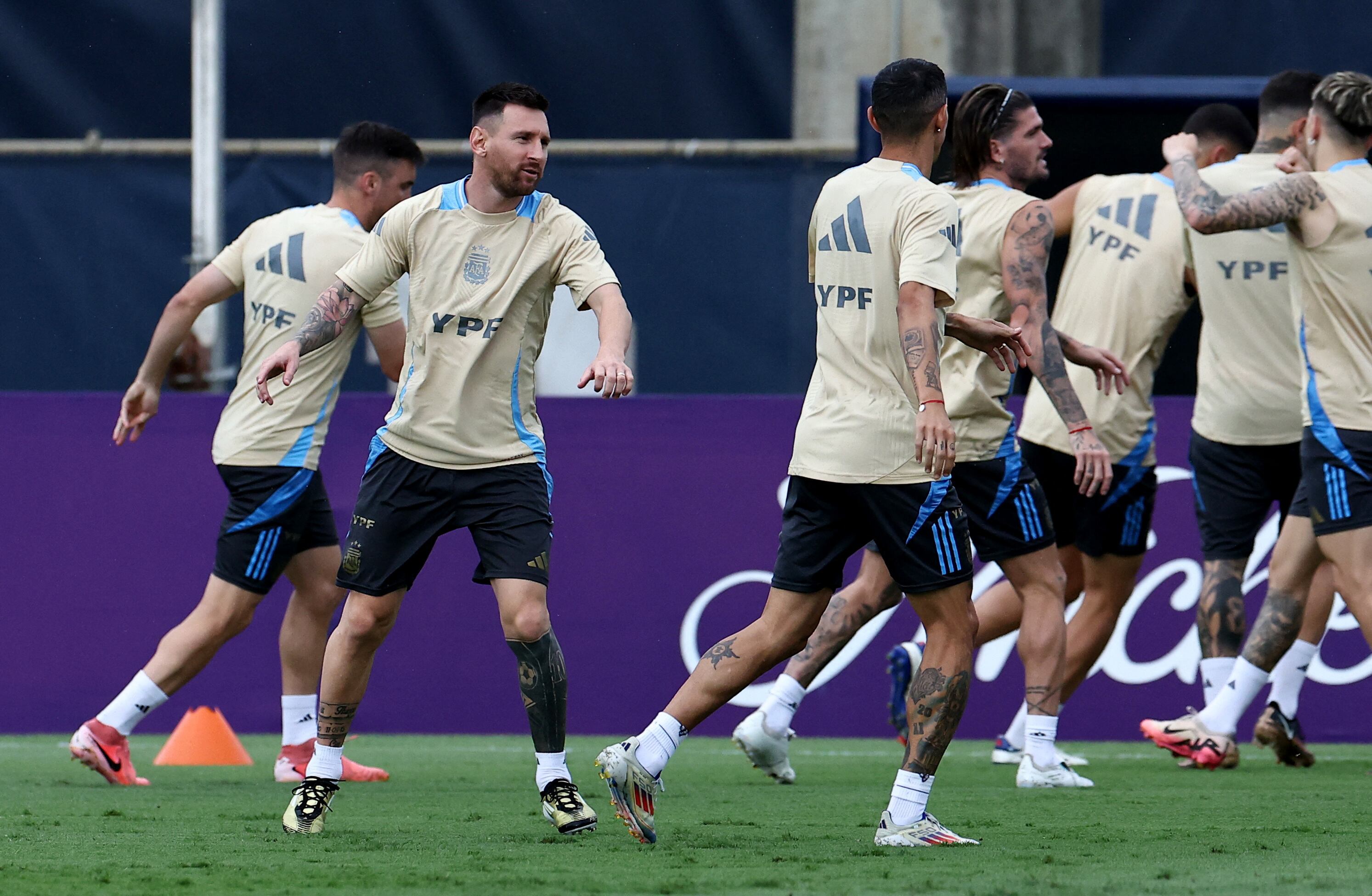 Lionel Messi y Ángel Di María en uno de sus últimos entrenamiento juntos en la Selección (REUTERS/Agustín Marcarian)