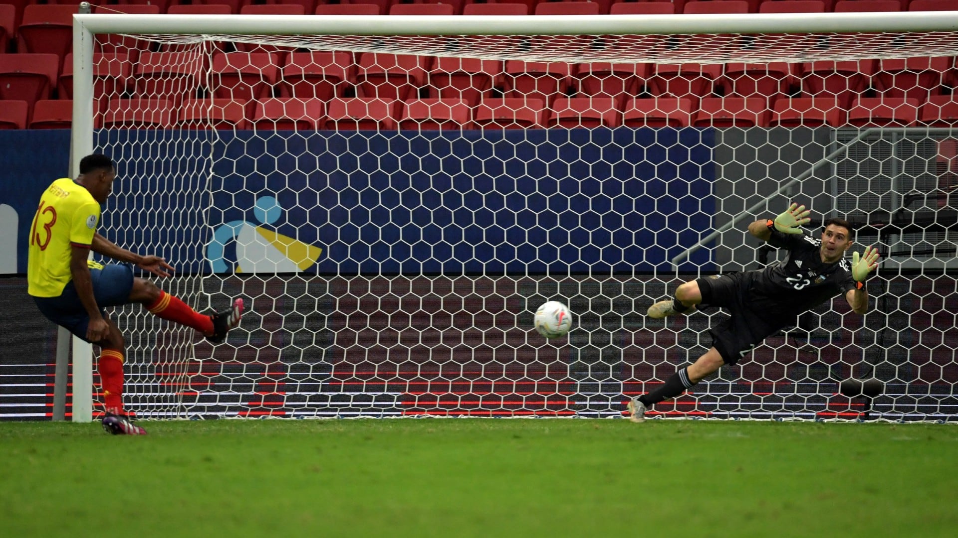 El Dibu Martínez fue el protagonista en la serie de penales entre Argentina y Colombia por las semifinales de la Copa América 2021. Foto: Getty Images.