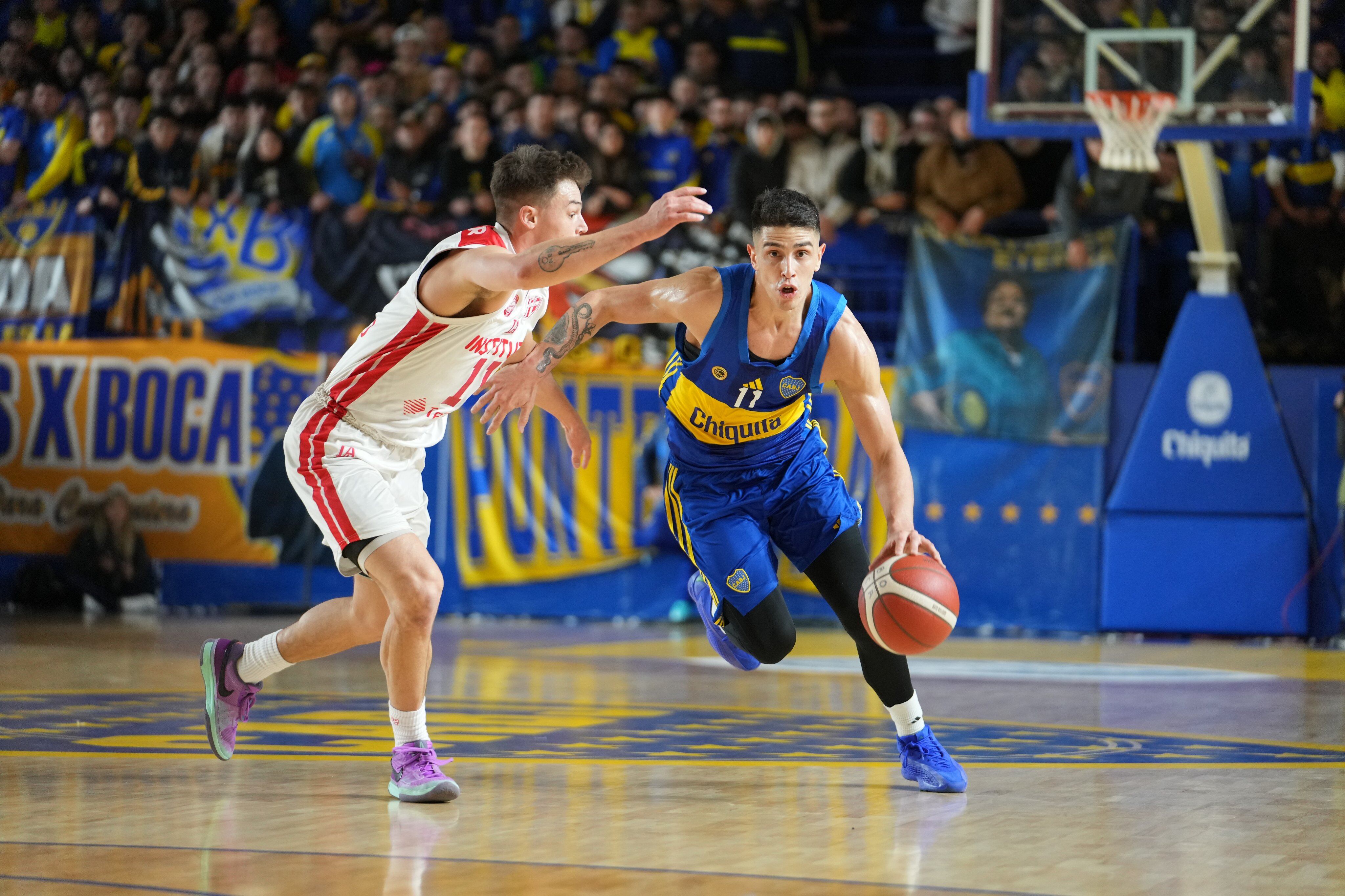 José Vildoza, MVP de las finales, en acción durante el partido frente a Instituto en la Bombonerita (@BasquetBocaJrs)