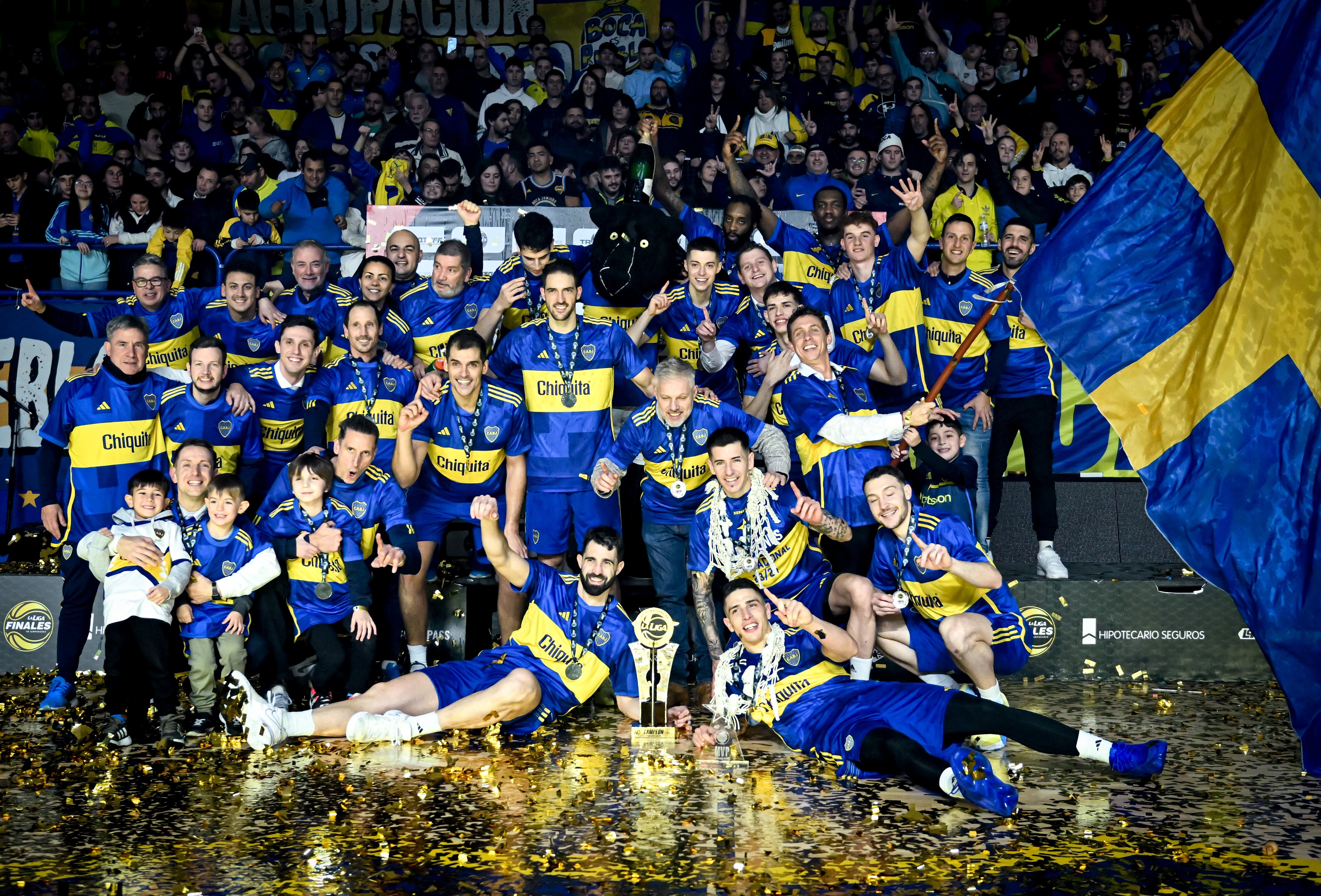 La foto del campeón. Boca Juniors se consagró en la Liga Nacional tras vencer en la serie final a Instituto (Crédito Marcelo Endelli - Javier Centeno / Liga Nacional )