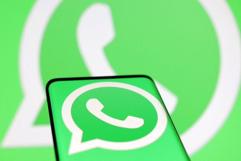 WhatsApp cuenta con un buscador y filtros ideales para encontrar chats específicos de perfiles oficiales. (REUTERS/Dado Ruvic/Ilustración)