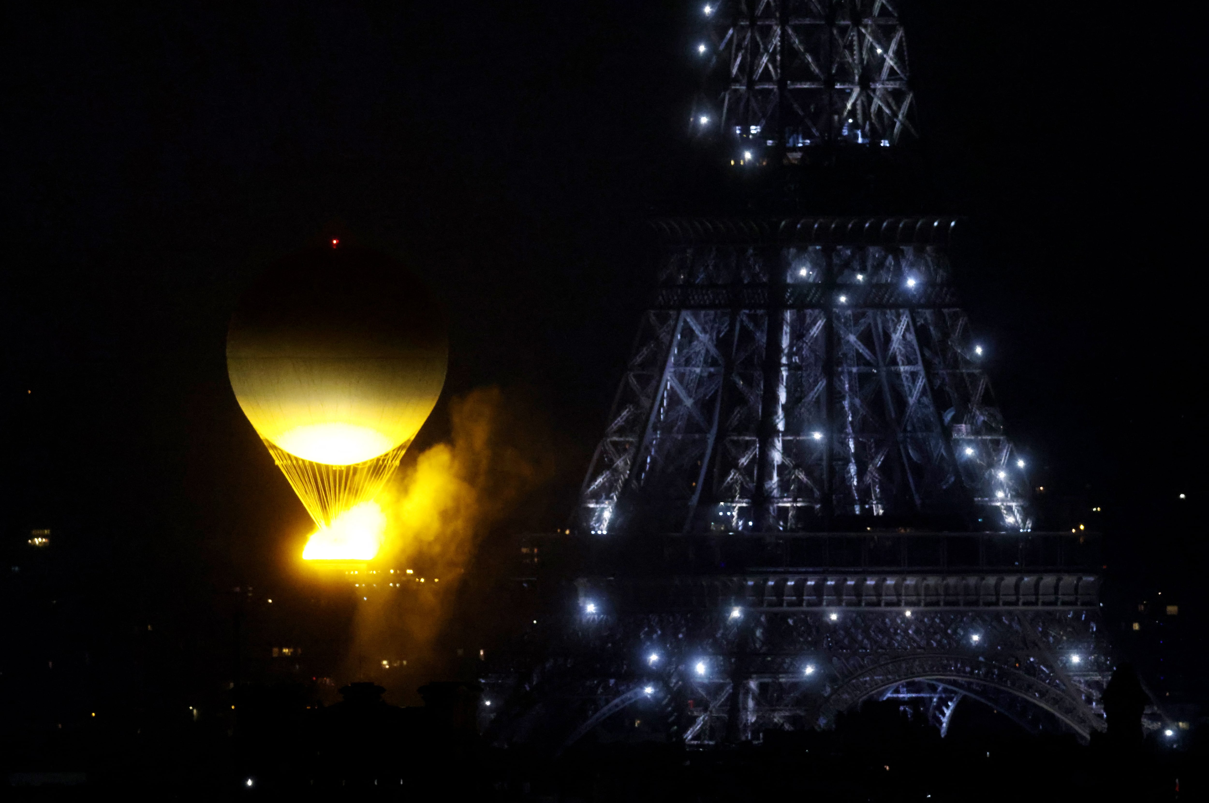 La llama olímpica sobrevuela el cielo de París. Impresionante ceremonia de apertura de los Juegos Olímpicos en Francia (REUTERS/Jeremy Lee)