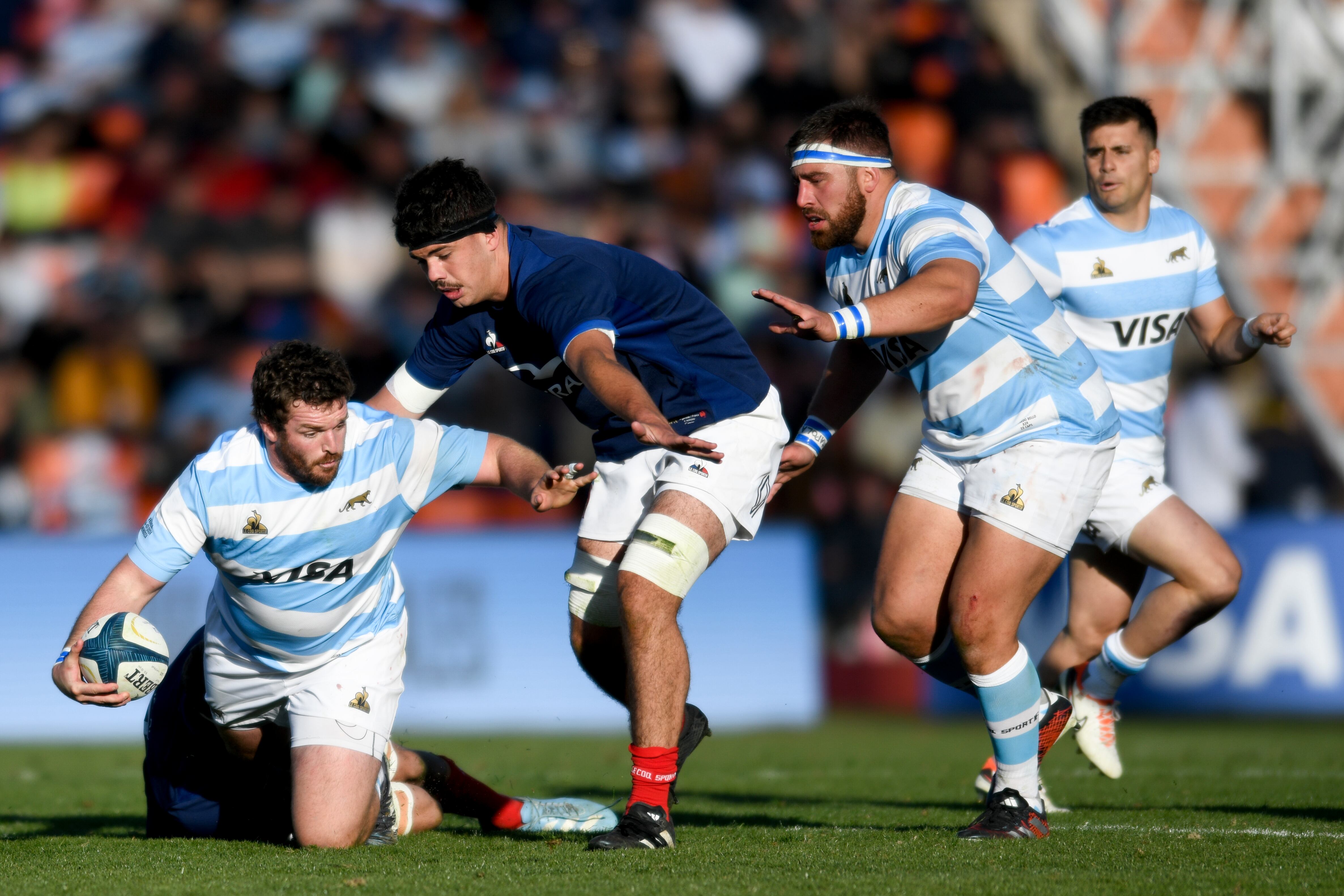 El jugador francés de rugby Hugo Auradou (centro) durante el partido contra Los Pumas el sábado 6 de julio de 2024, en Mendoza, Argentina (AP/Gustavo Garello)