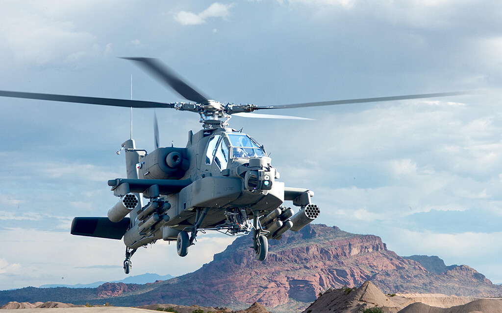 EEUU lleva décadas mejorando el AH-64 Apache: lo ha convertido en uno de los helicópteros más avanzados del mundo