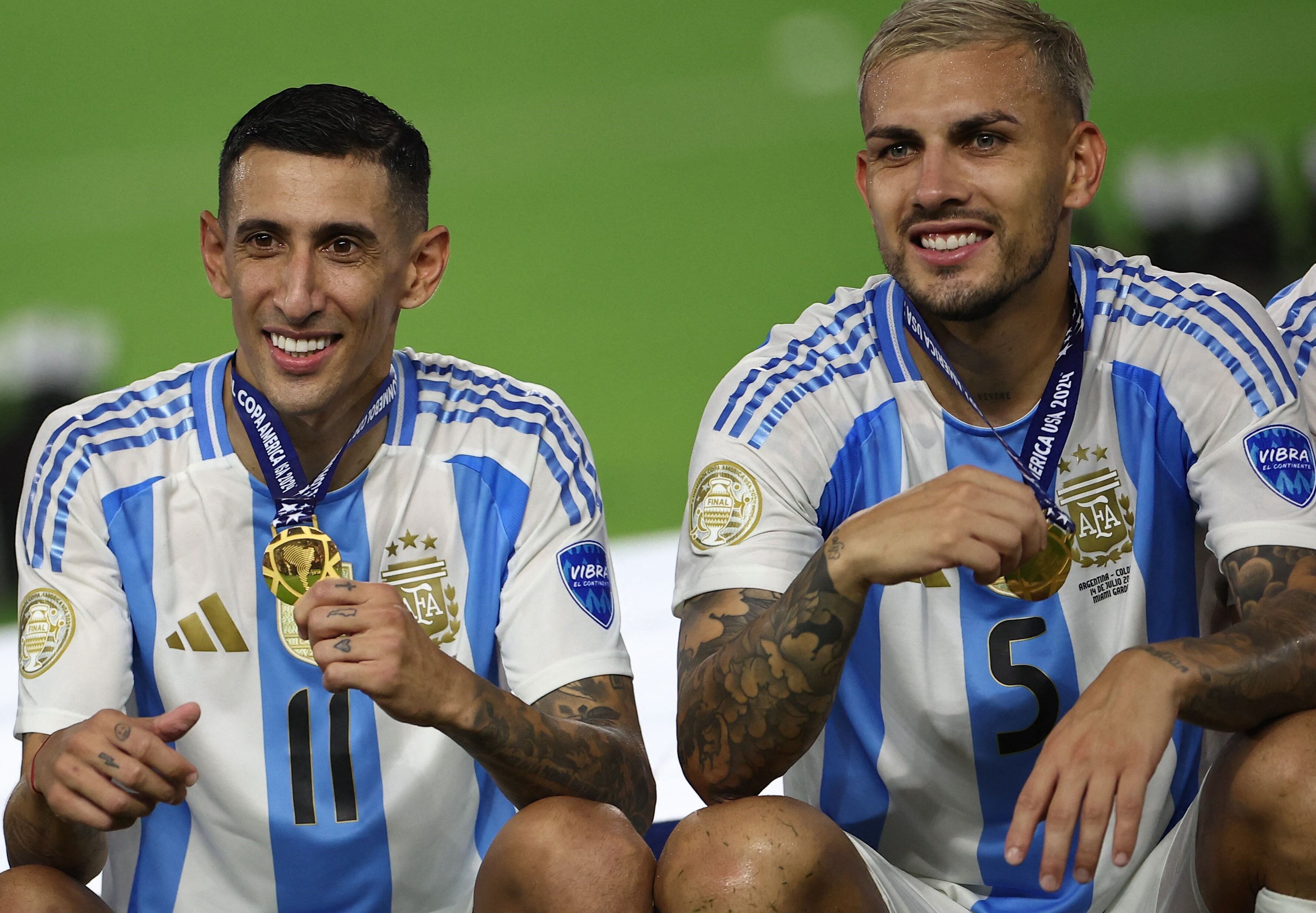 Di María y Paredes, en los festejos de la Copa América. Fueron compañeros en el PSG, además de en la Albiceleste