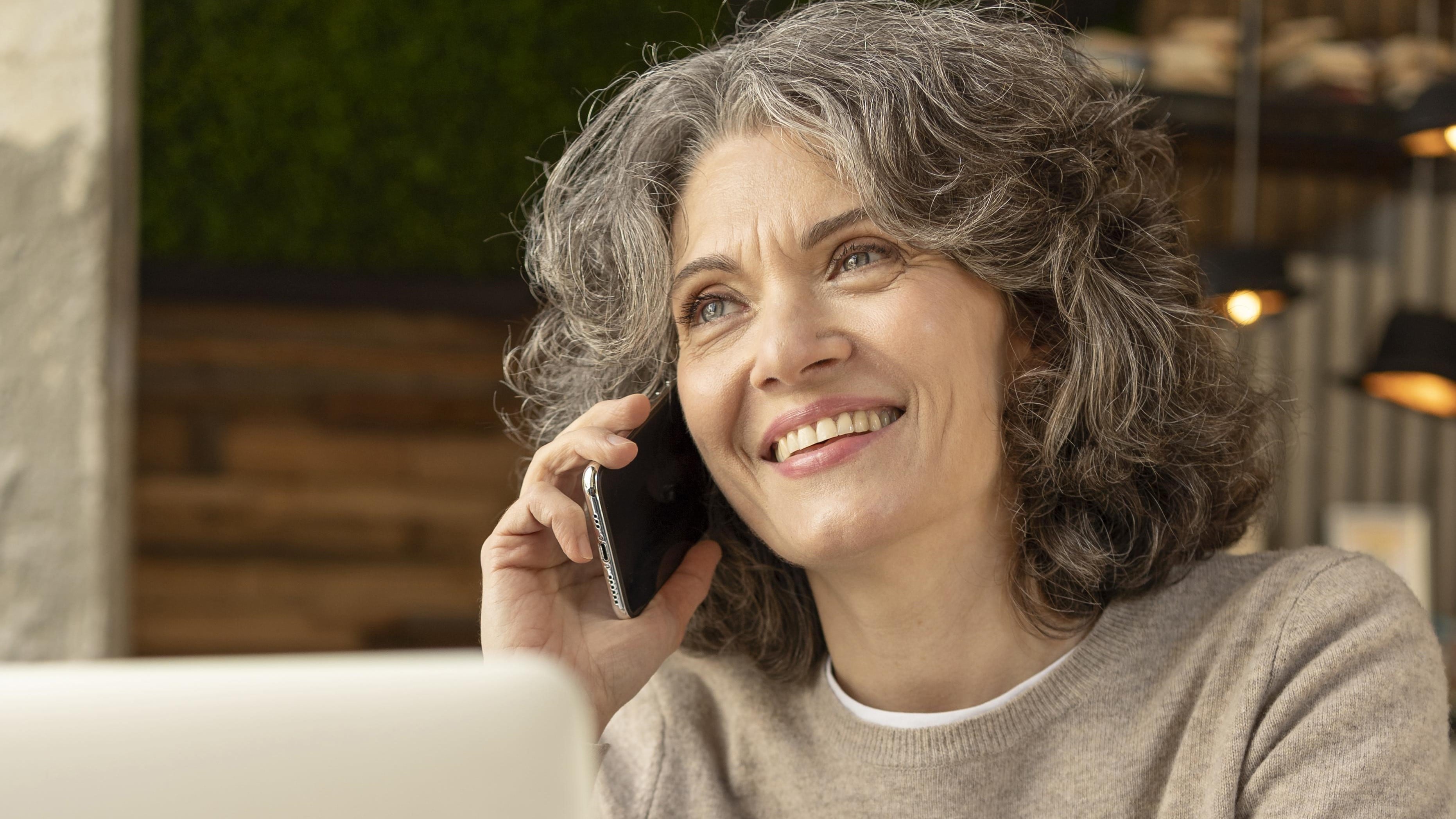 Una trabajadora durante una llamada telefónica. (Freepik)