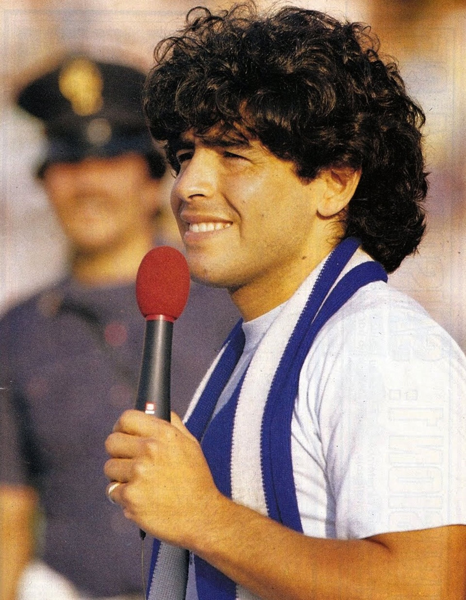 "Buenas tardes napolitanos. Estoy muy feliz de encontrarme con ustedes”, dijo antes de dar los primeros toques con una pelota en el estadio San Paolo