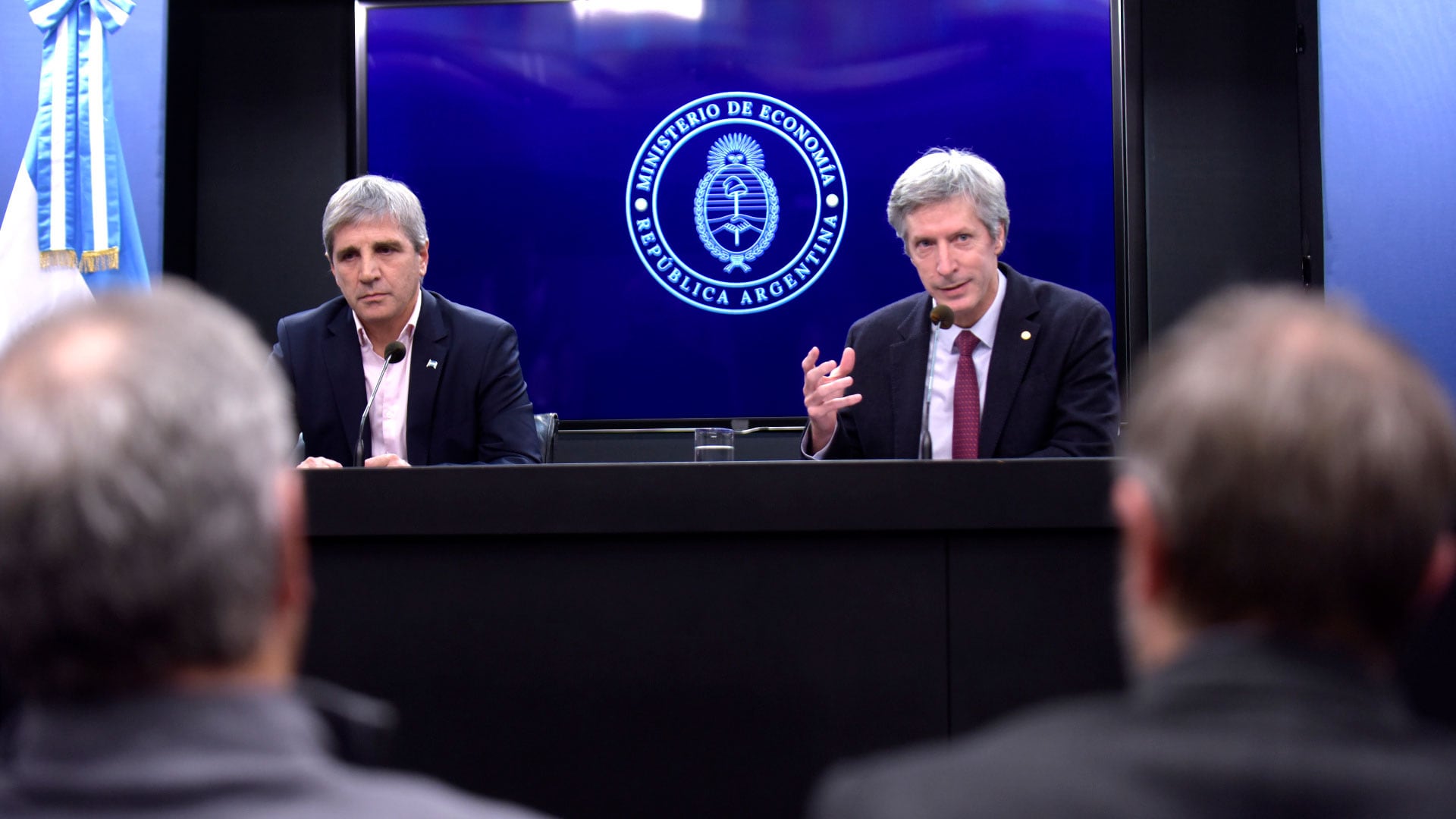 El ministro de Economía, Luis Caputo, y el presidente del Banco Central, Santiago Bausili