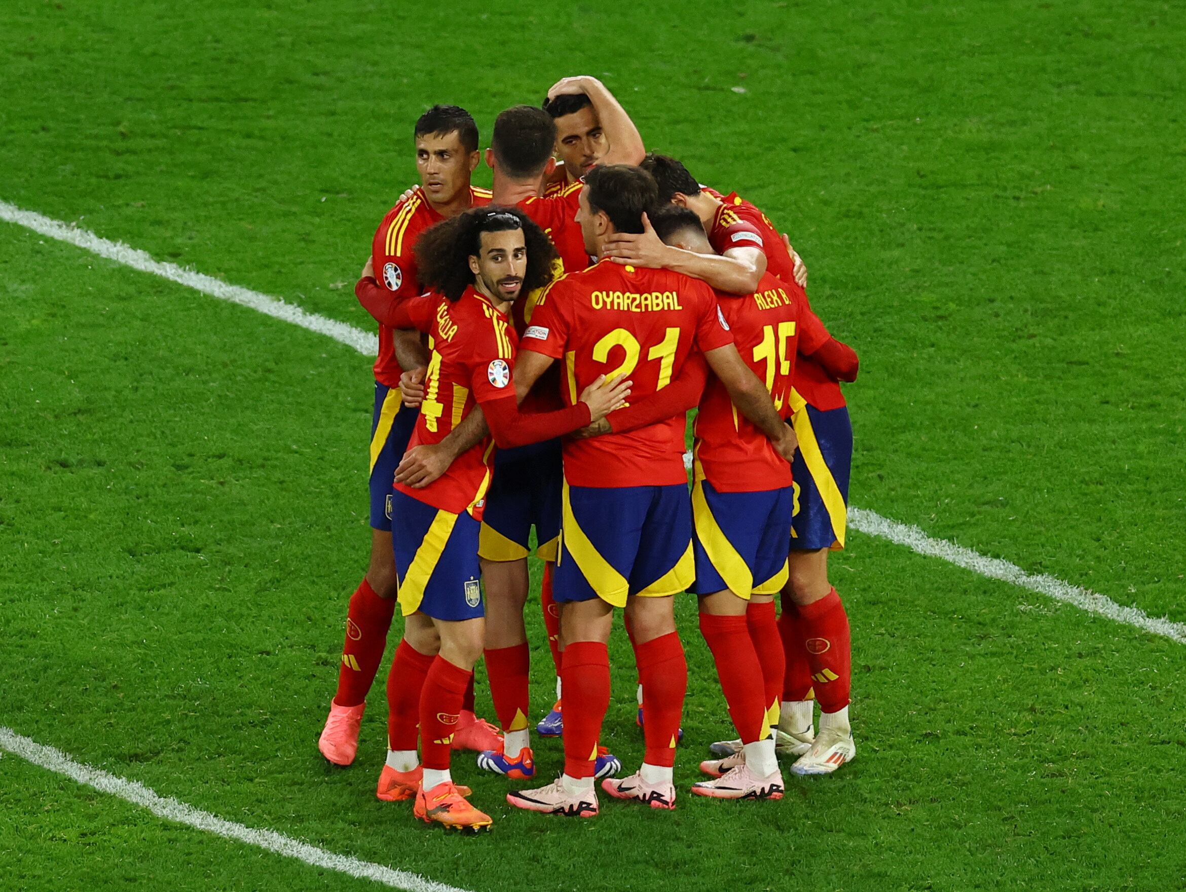 Los jugadores de España celebran después del partido (REUTERS/Kacper Pempel/File Photo)