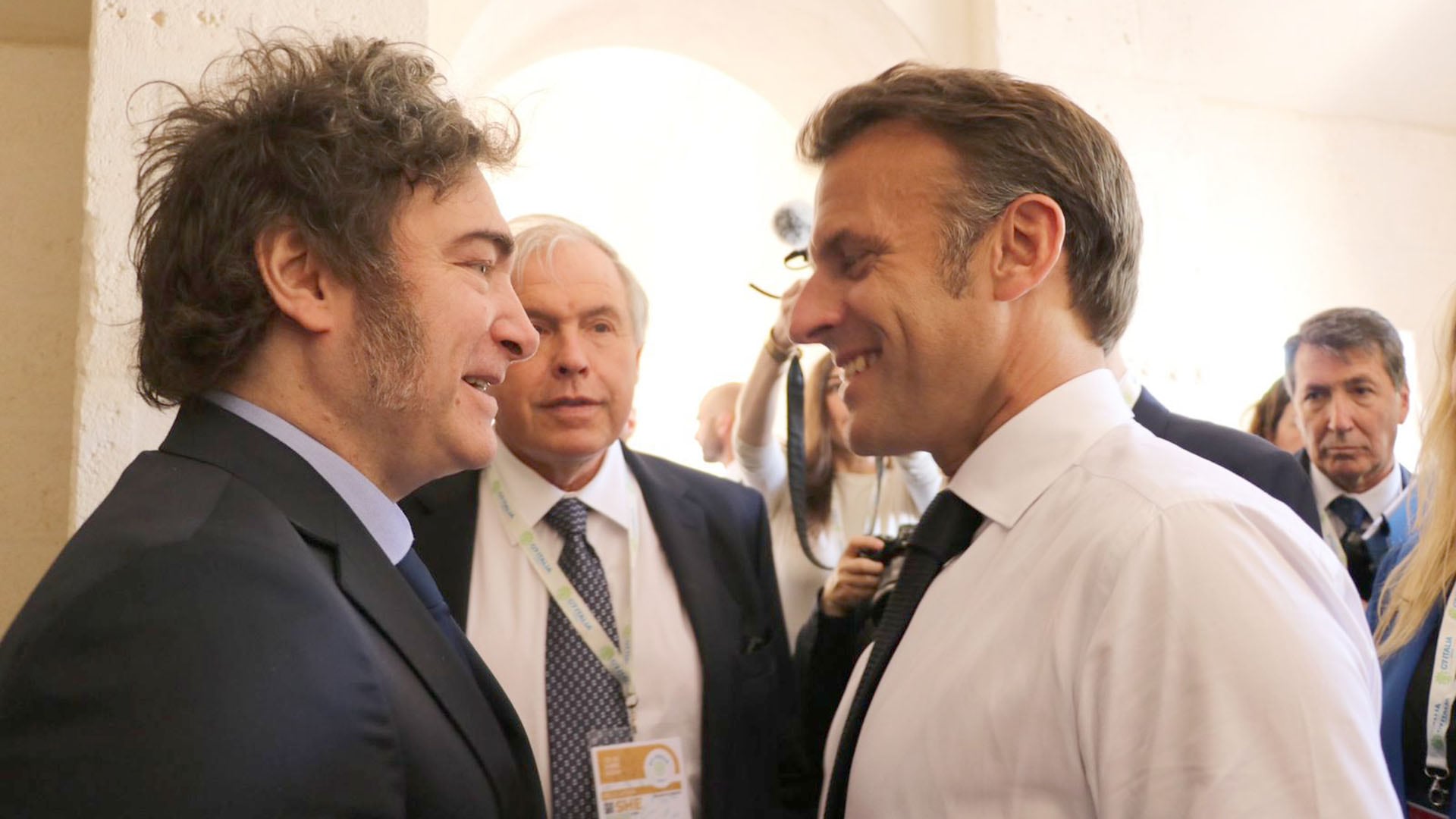 Javier Milei con Emmanuel Macron en la cumbre del G7