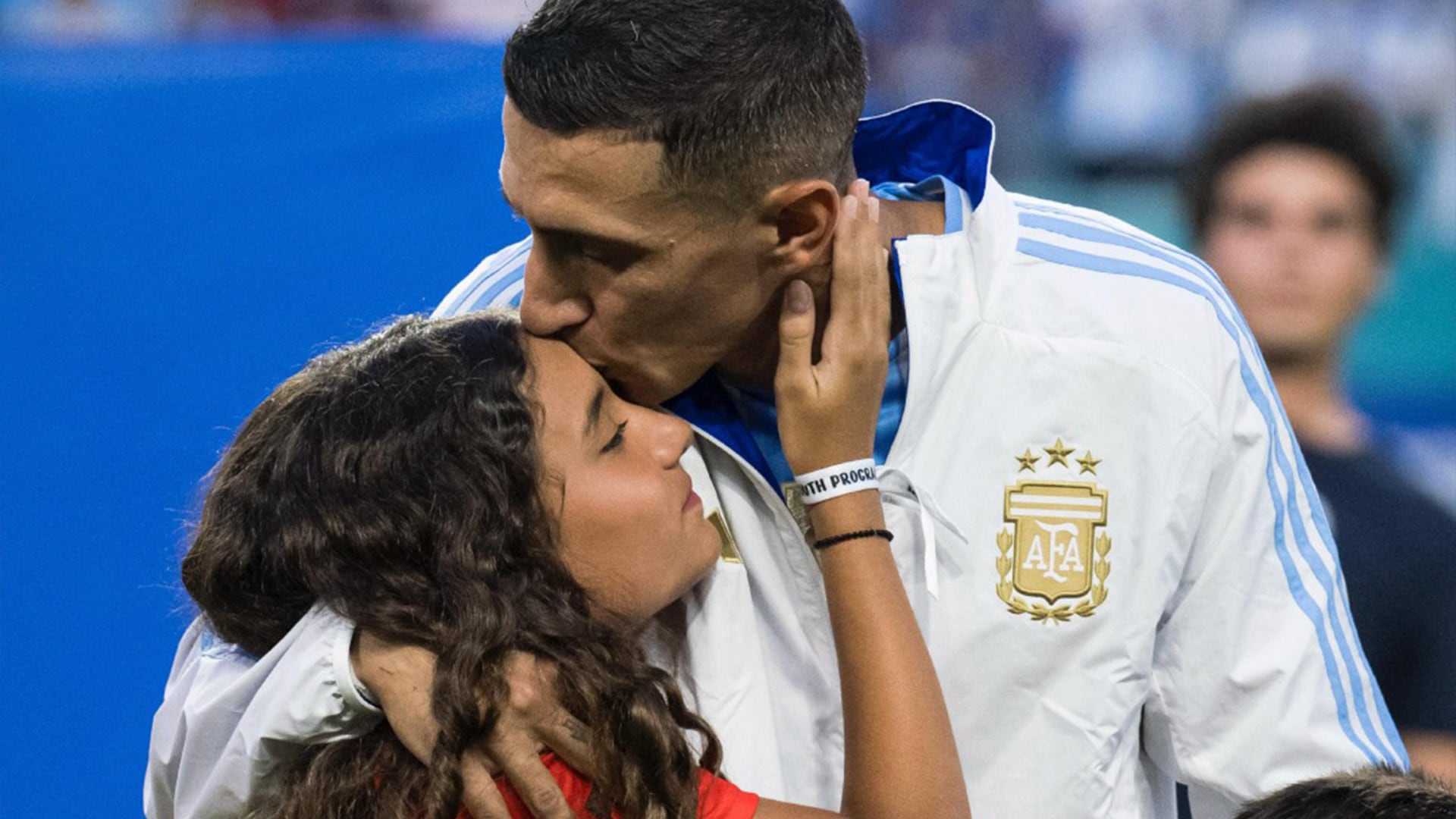 Di María entró al campo con su hija Mía