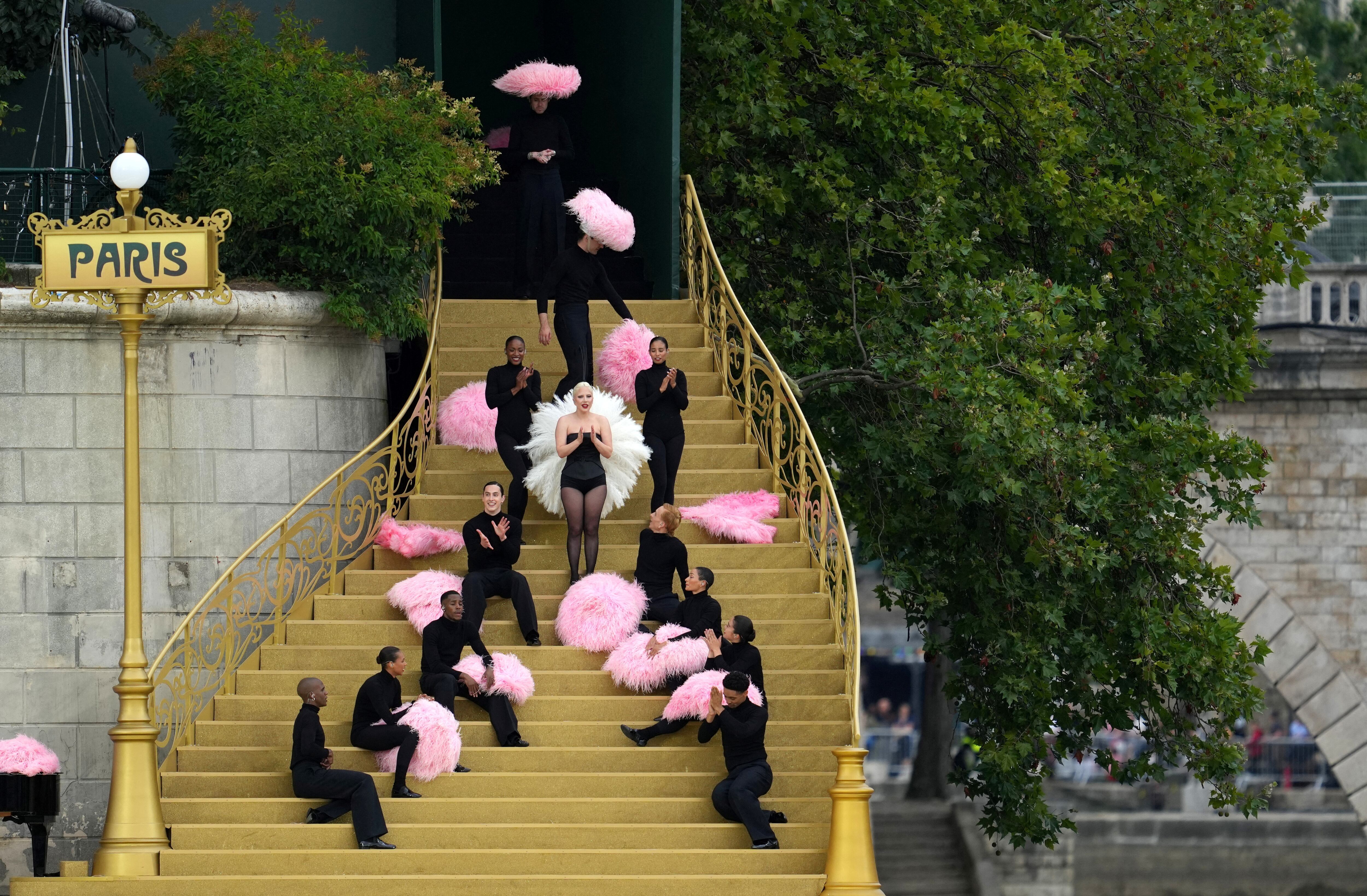 Lady Gaga interpretó Mon truc en plumes de Zizi Jeanmaire. REUTERS/Bernadett Szabo TPX IMAGES OF THE DAY