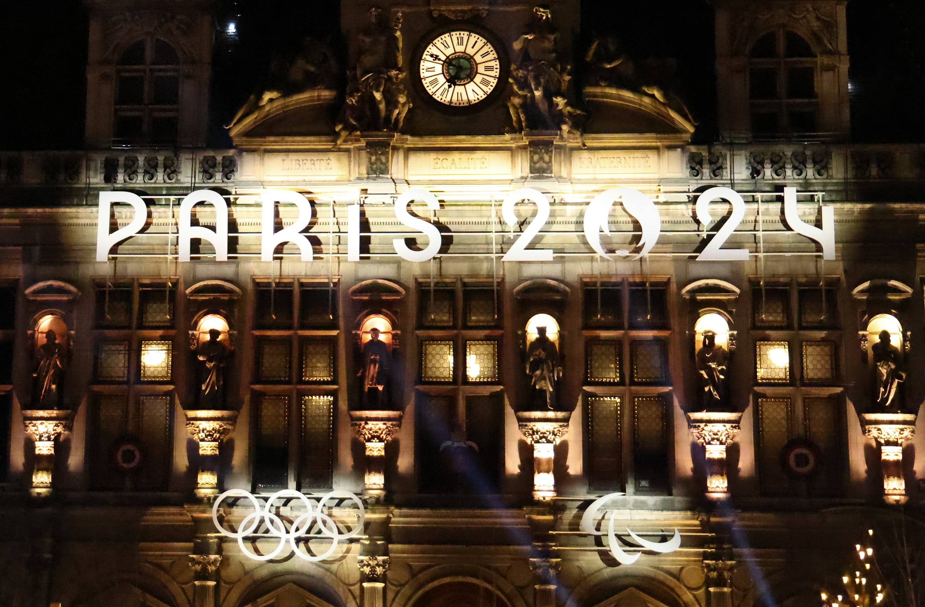 El ayuntamiento de París decorado con los colores olímpicos de París 2024 (EFE/EPA/Mohammed Badra) 