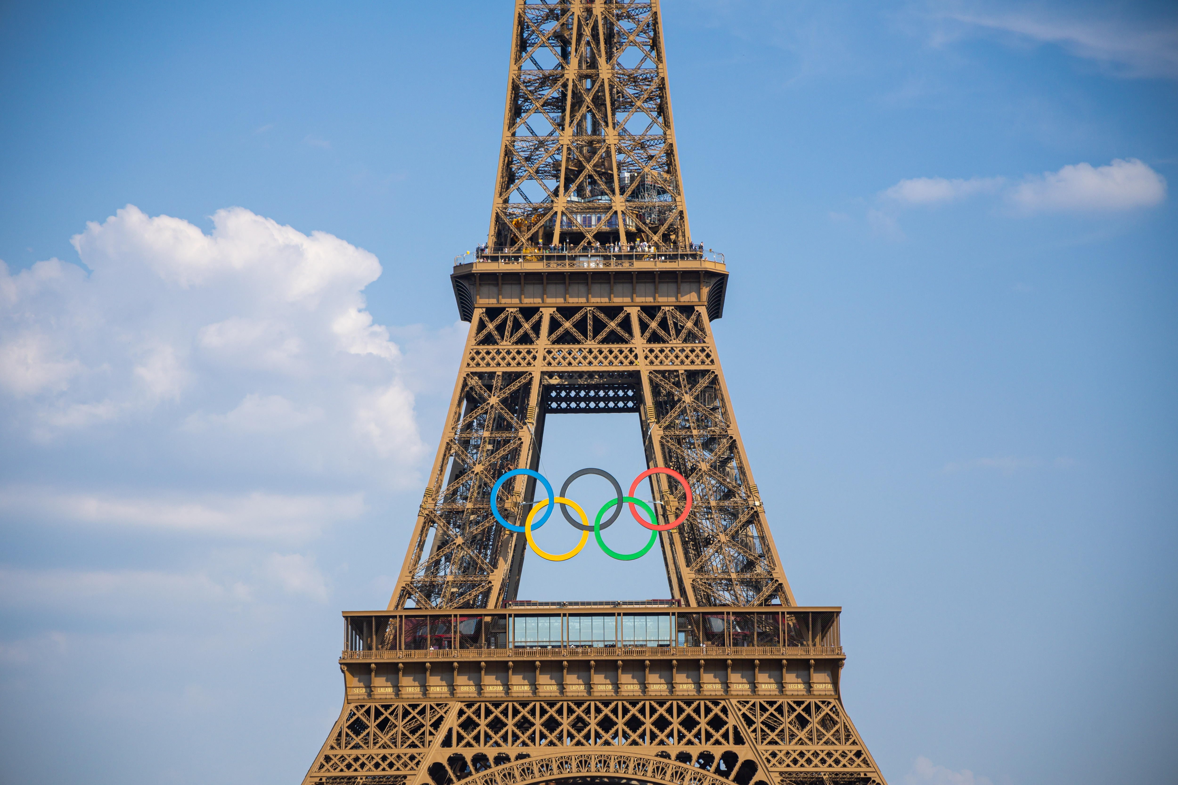 La Torre Eiffel con los aros olímpicos (EFE/EPA/CHRISTOPHE PETIT TESSON) 